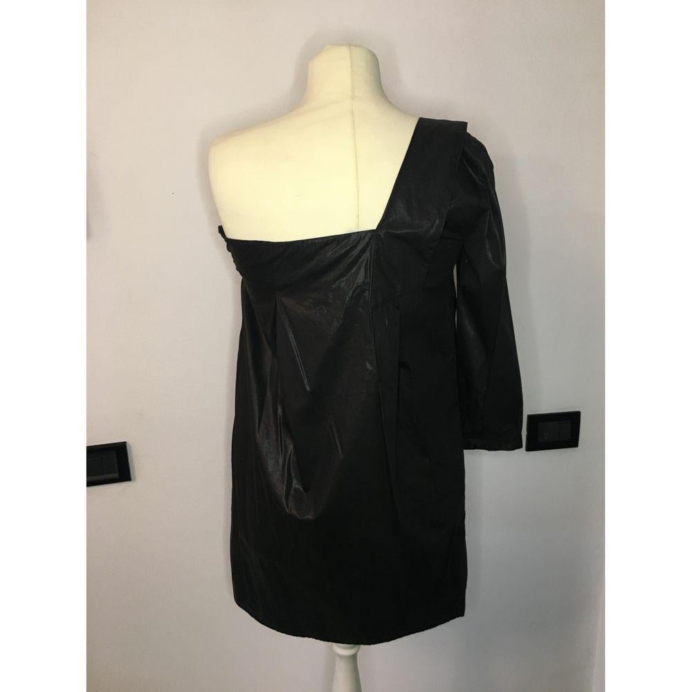 See By Chloé Mid- Length Dress in Black

See by Chloé dress. Cotton and nylon. Lined with cotton. Shiny material. 
A shoulder with a knot as a detail. Zipped closure on the side. 
Size 40 it. Measures 40cm bust, 82cm long and 50cm sleeve. 
Never