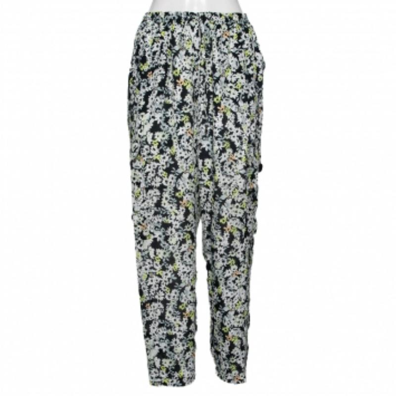 Questi pantaloni con stampa floreale di See By Chloe garantiscono comfort e stile senza fine. Vengono cuciti con seta multicolore in un tessuto  Silhouette rilassata con lacci in vita e tasche esterne. Abbinali a un top basic per ottenere