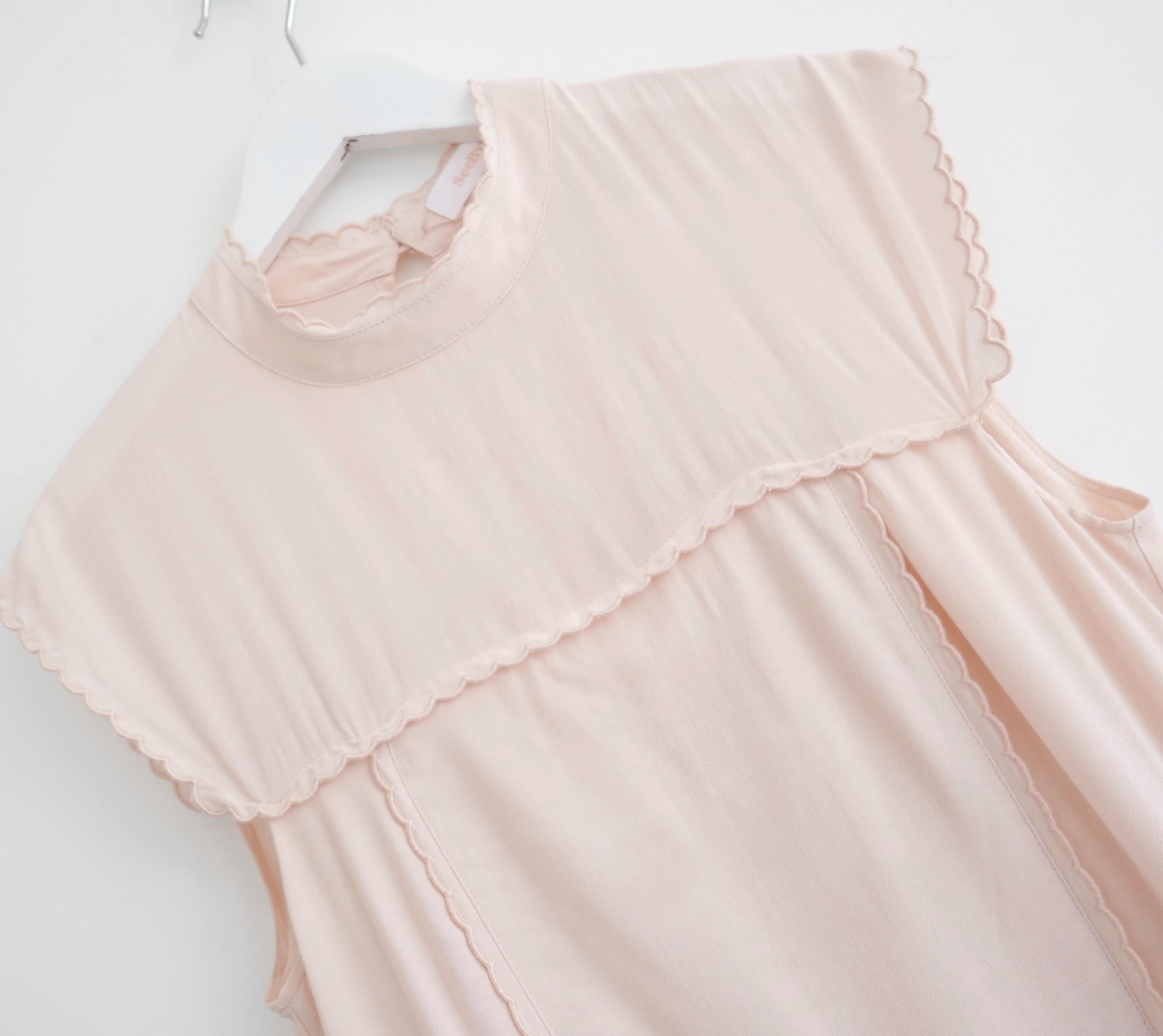 Assolutamente da sogno, abito super femminile di ispirazione vintage di See By Chloe - acquistato per £650 e non indossato. Realizzato in morbidissimo crêpe di viscosa Smoky Pink con fodera in morbida viscosa. È un capo così bello, con un taglio