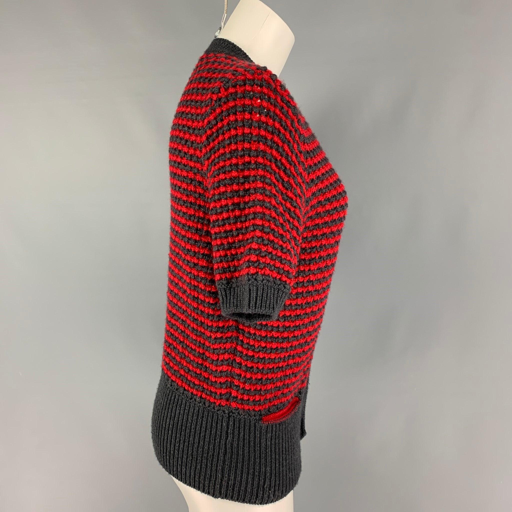 Le cardigan SEE by CHLOE se présente sous la forme d'un tricot en laine/acrylique gris et rouge, avec une fermeture boutonnée. Fabriquées en Italie.
Très bien
Etat d'occasion. 

Marqué :   8 

Mesures : 
 
Épaule : 15.5 pouces  Poitrine : 36 pouces 
