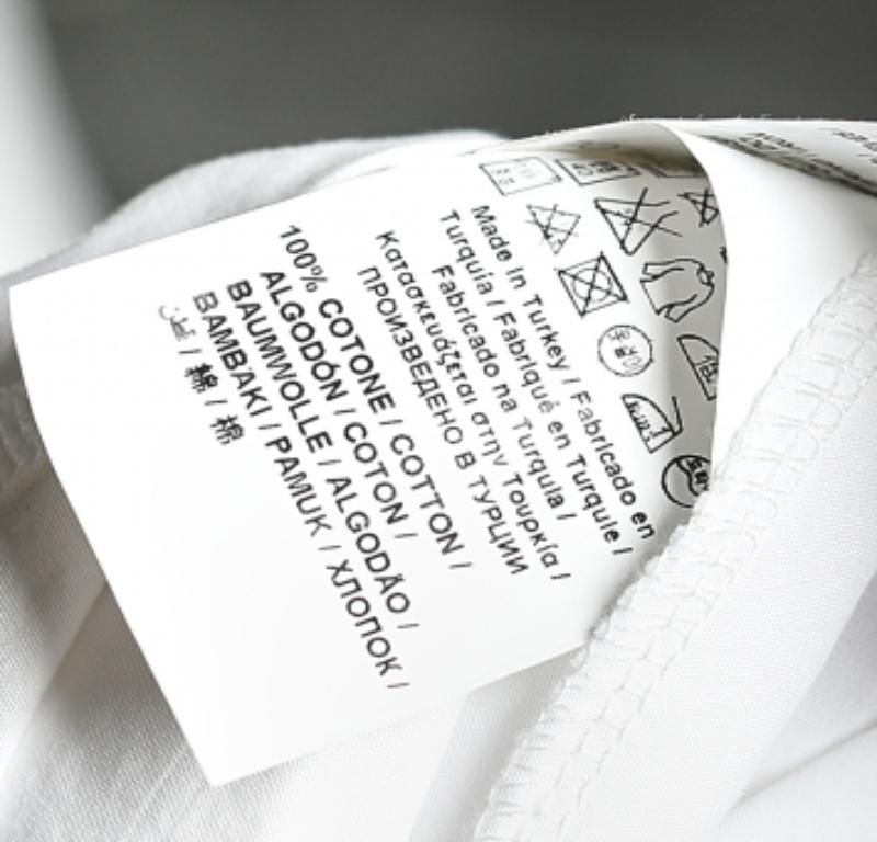 Wie schön ist dieses Kleid von See by Chloe! Es ist aus weißer Baumwolle und Strick mit paneelartigen Details gefertigt und hat eine mittellange Silhouette. Dieses schlichte, aber stilvolle Kleid macht Sie eleganter als je zuvor!