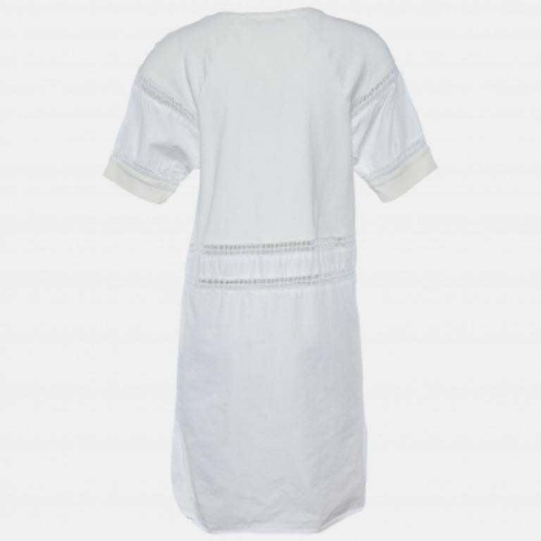 El verano exige vestidos blancos de algodón, vaporosos y cómodos, como esta creación de See By Chloe. Con un corte midi, esta silueta relajada está adornada con inserciones de encaje a juego y mangas cortas. Combínalo con unas bailarinas y un bolso