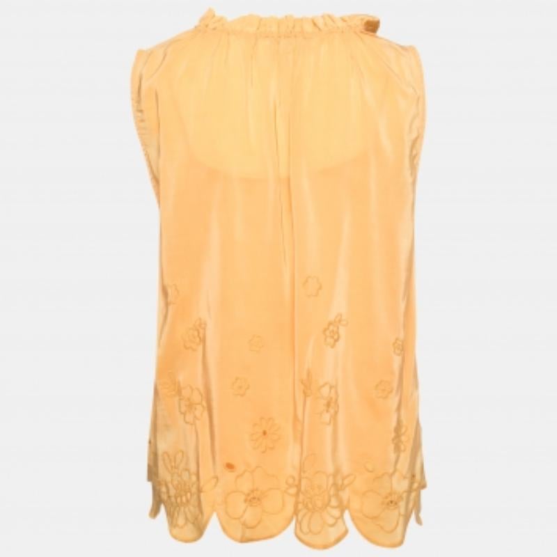 Mit diesem Oberteil von See by Chloe fühlen Sie sich immer erfrischt und farbenfroh. Diese mit Blumenstickereien verzierte Schönheit ist aus gelbem Crepe De Chine Stoff geschnitten und bringt so Farbe in Ihren Look. Dieses Oberteil ist ärmellos und