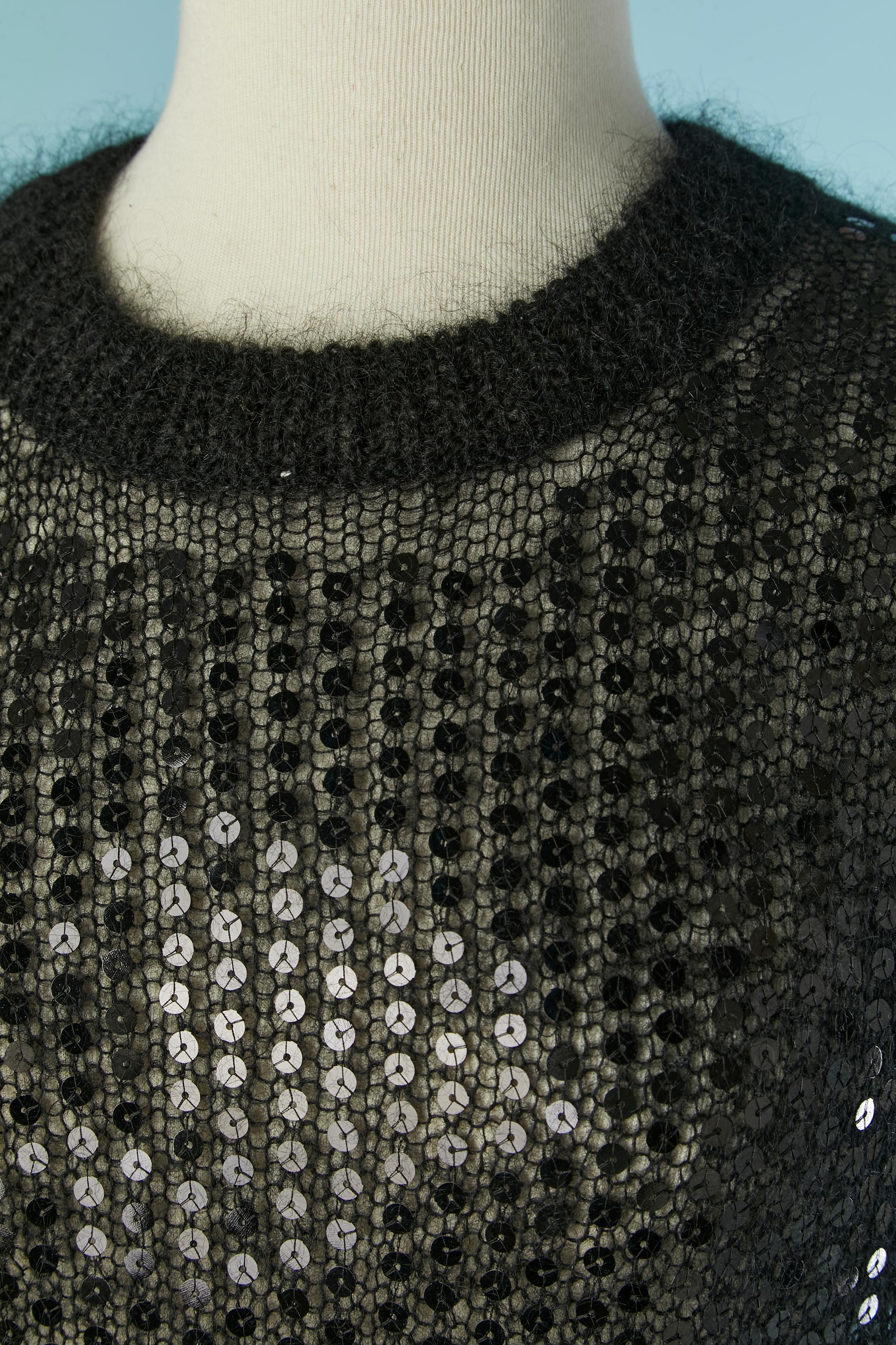 Pull en mohair noir transparent avec paillettes. 
Taille S sur l'étiquette mais convient aussi à M. 