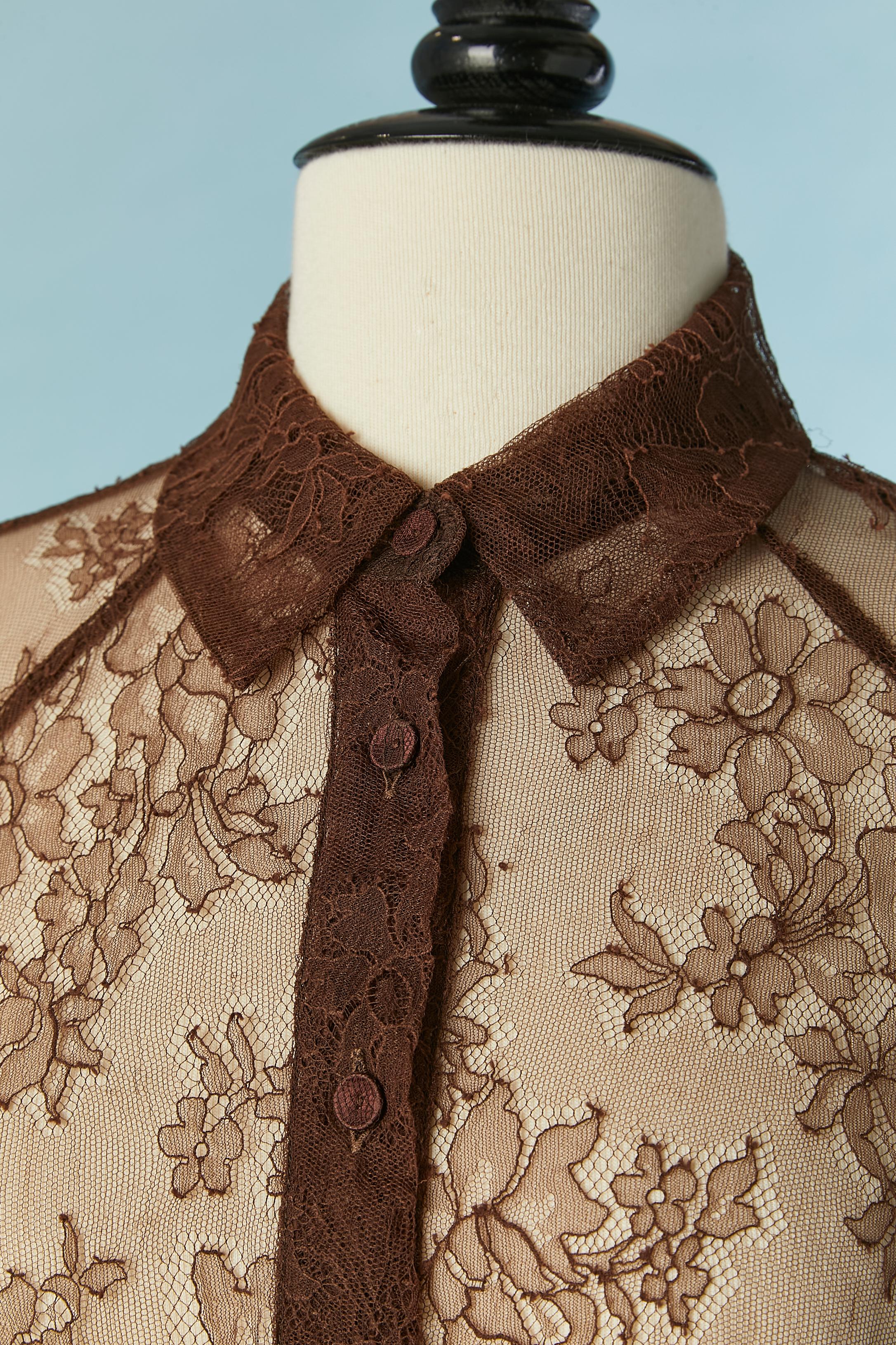 See-through brown lace. Fabric Button and buttonhole closure in the middle front and cuffs. 
SIZE: 38 (Fr) M 