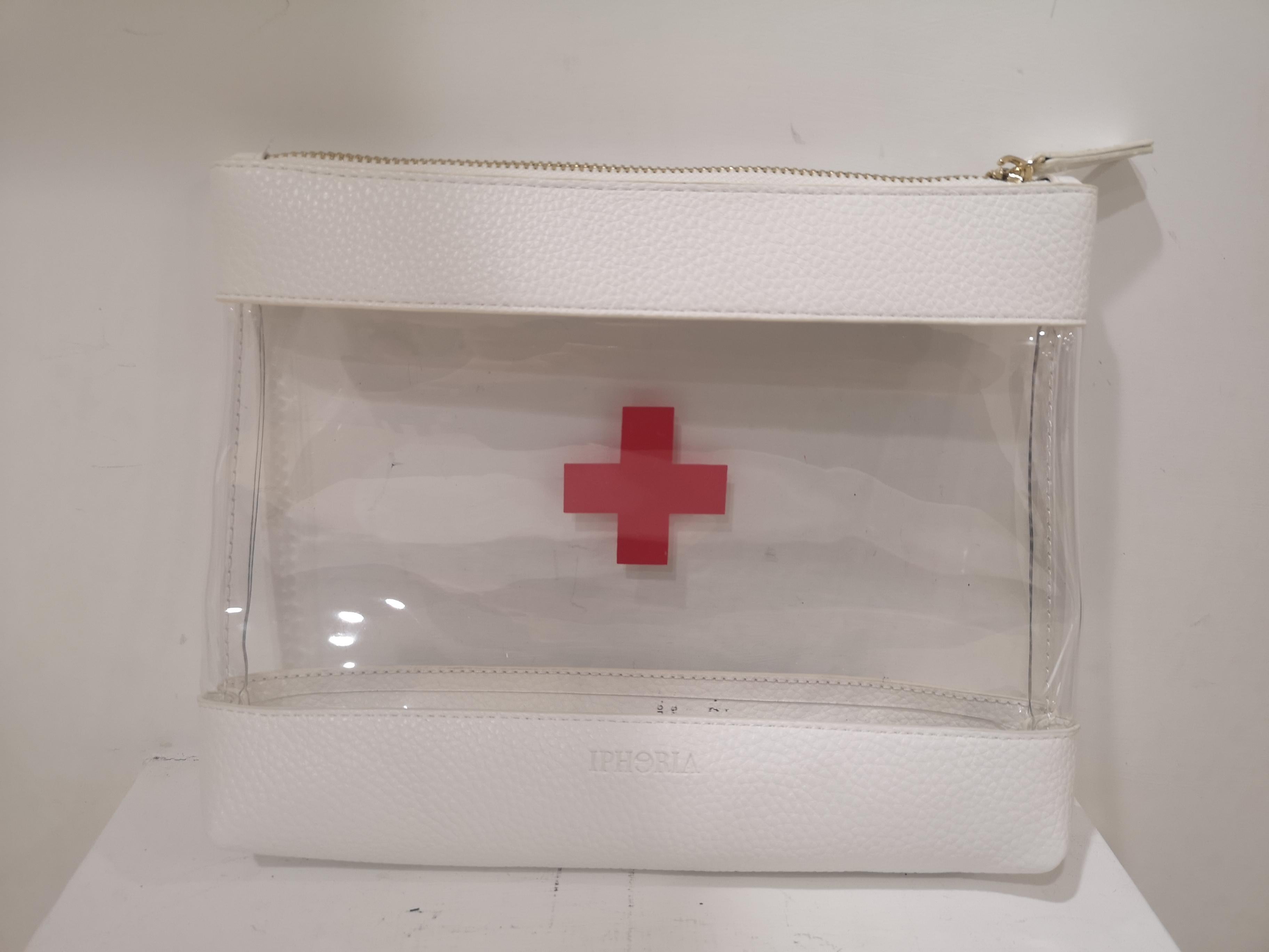See-through necessary bag
a usefull idea for travellers
first aid beauty kit
measurements: 24*19 cm depth 4 cm