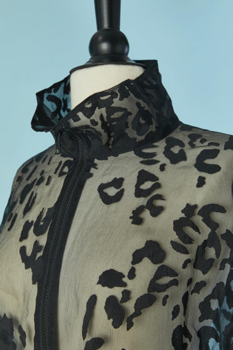 Abrigo oversize de nailon transparente con estampado animal. Cierre con cremallera en la parte delantera central. Costillas de punto de rayón en el borde de las mangas . 
Abertura de bolsillo en ambos lados
TALLA: S en la etiqueta pero talla