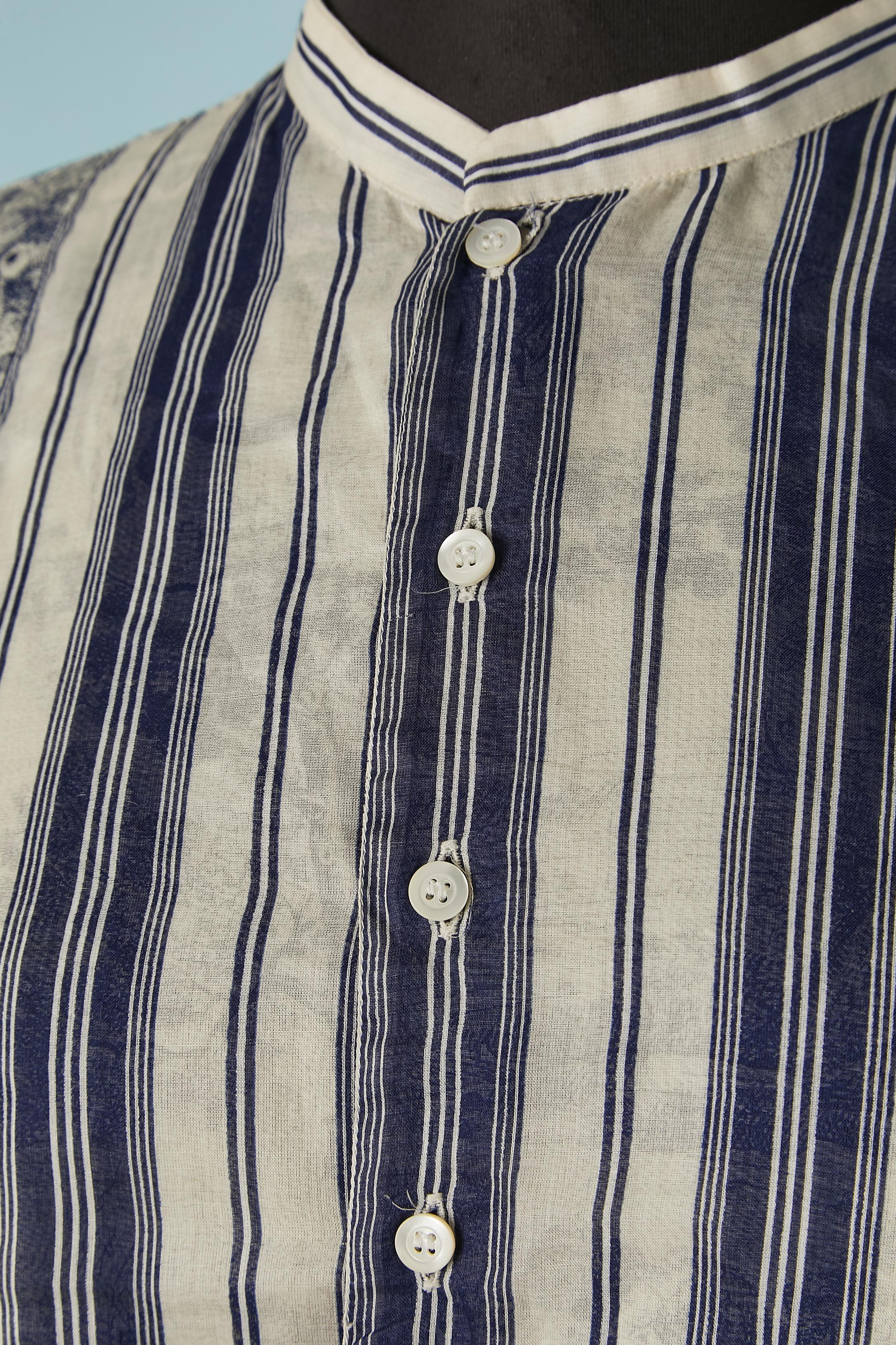 Camiseta túnica de algodón estampado transparente . Cierre de botón y ojal en la parte media superior delantera y en los puños. 
Longitud delantera = 75 cm
Longitud de la espalda = 88 cm
TALLA 38 (Fr) M 