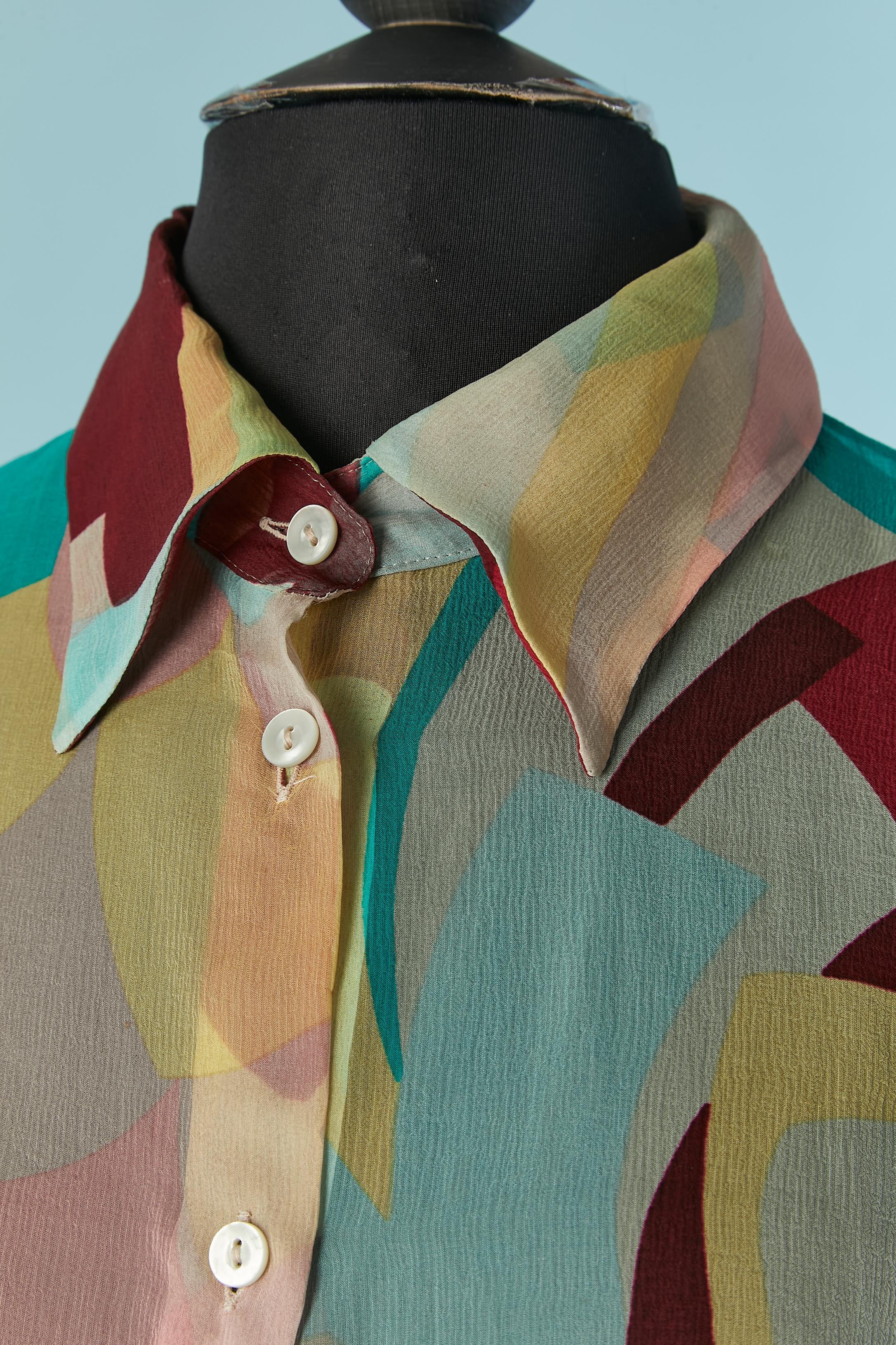 Camicia in chiffon di seta stampata See One. Chiusura con bottoni e asole. 
taglia 42 (It) 38 (Fr) M 
