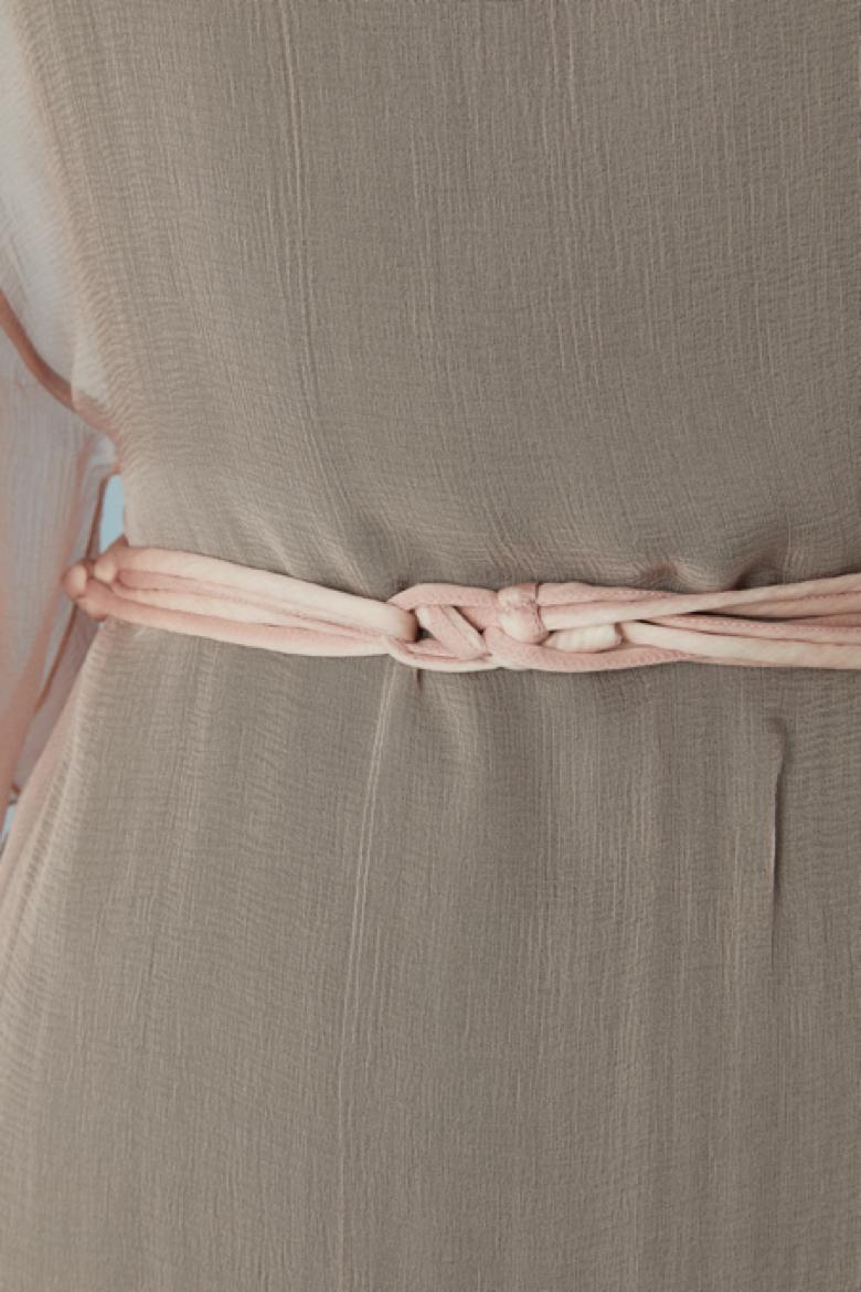 Durchsichtiges Kleid aus Seidenchiffon mit Umhang. Unsichtbarer Reißverschluss auf der linken Seite. Gürtel aus dem gleichen Stoff, Länge = 155cm
SIZE 38 (Fr) M 