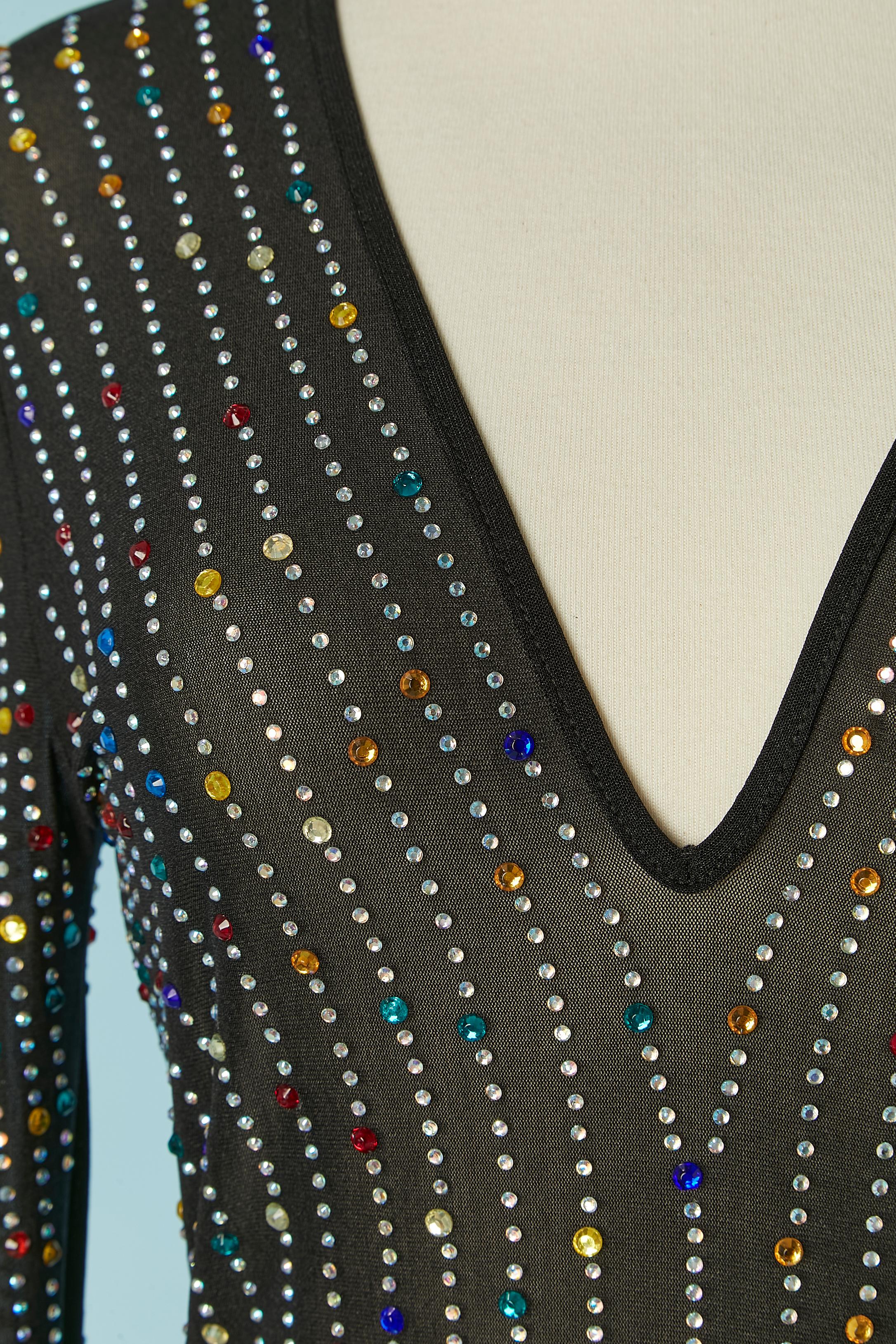 Body in tulle elasticizzato See One con strass multicolore. Chiusura a scatto sul fondo. 
TAGLIA M 