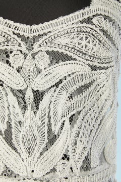 Weißes durchsichtiges Spitzen-Cocktailkleid auf einem Sockel aus Tüll von Cavalli Class