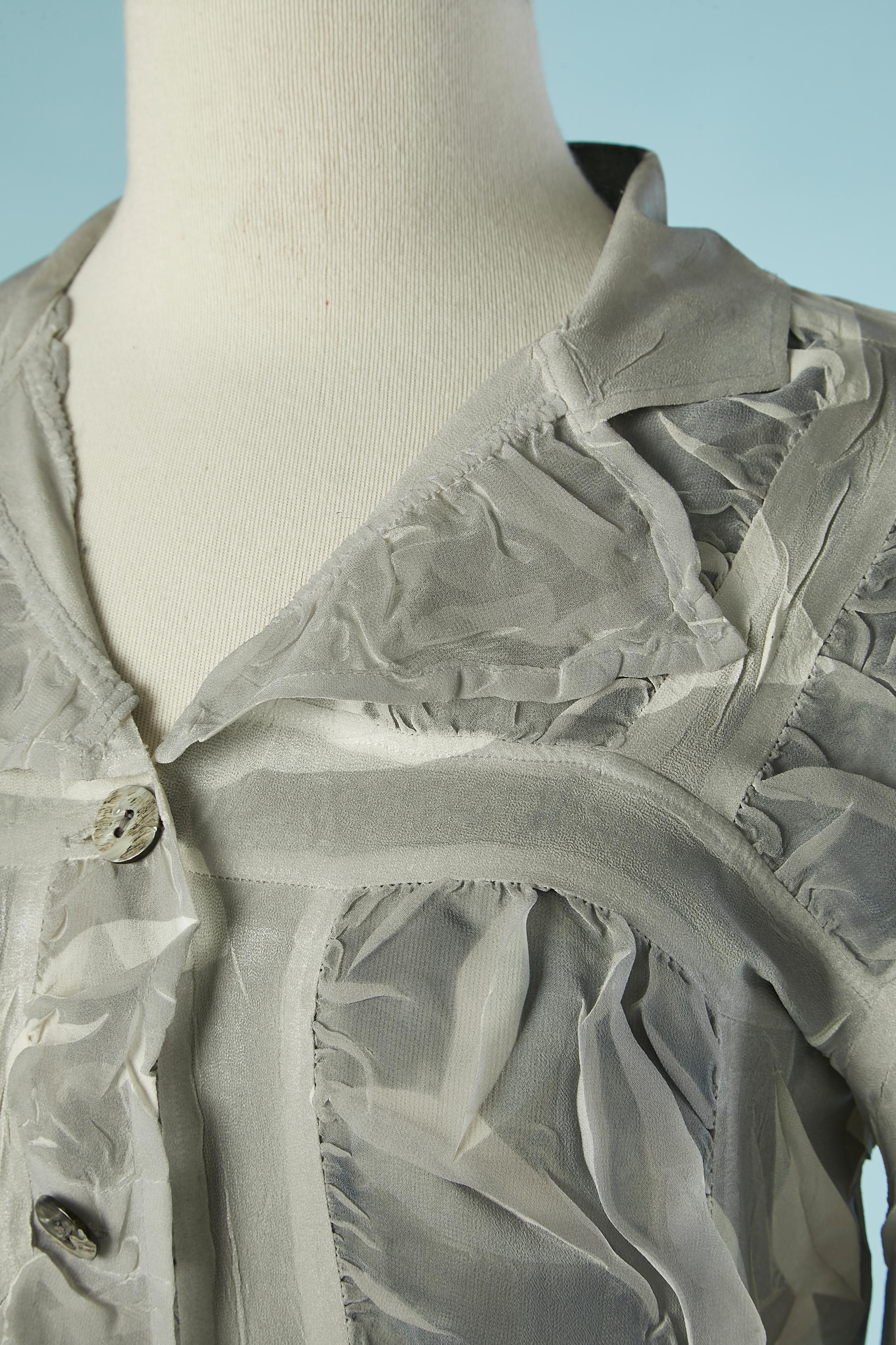 Camicia stropicciata See One . Composizione del tessuto: 62% poliestere, 27% poliuretano, 11% nylon. 
Bottone madreperla e chiusura con asola al centro del davanti. 
TAGLIA sull'etichetta: 2 per M. 
