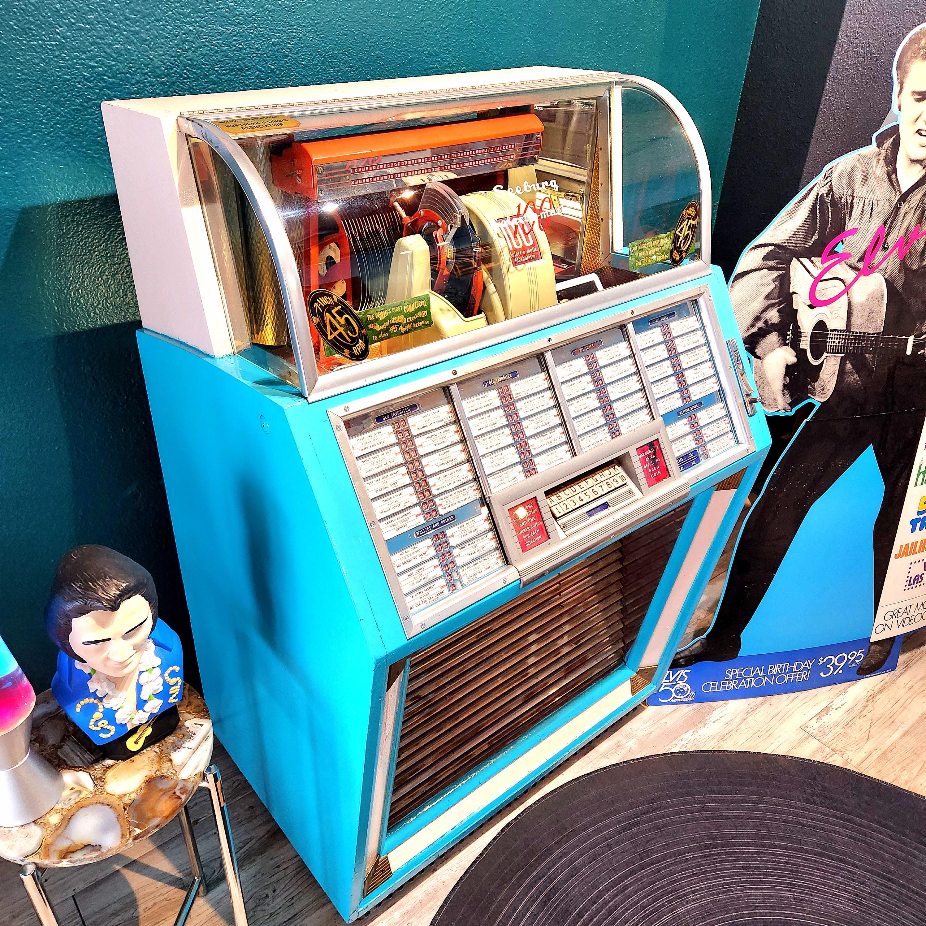 Bois Seeburg jukebox moderne du milieu du siècle dernier avec bluetooth, options sonos lk eames en vente