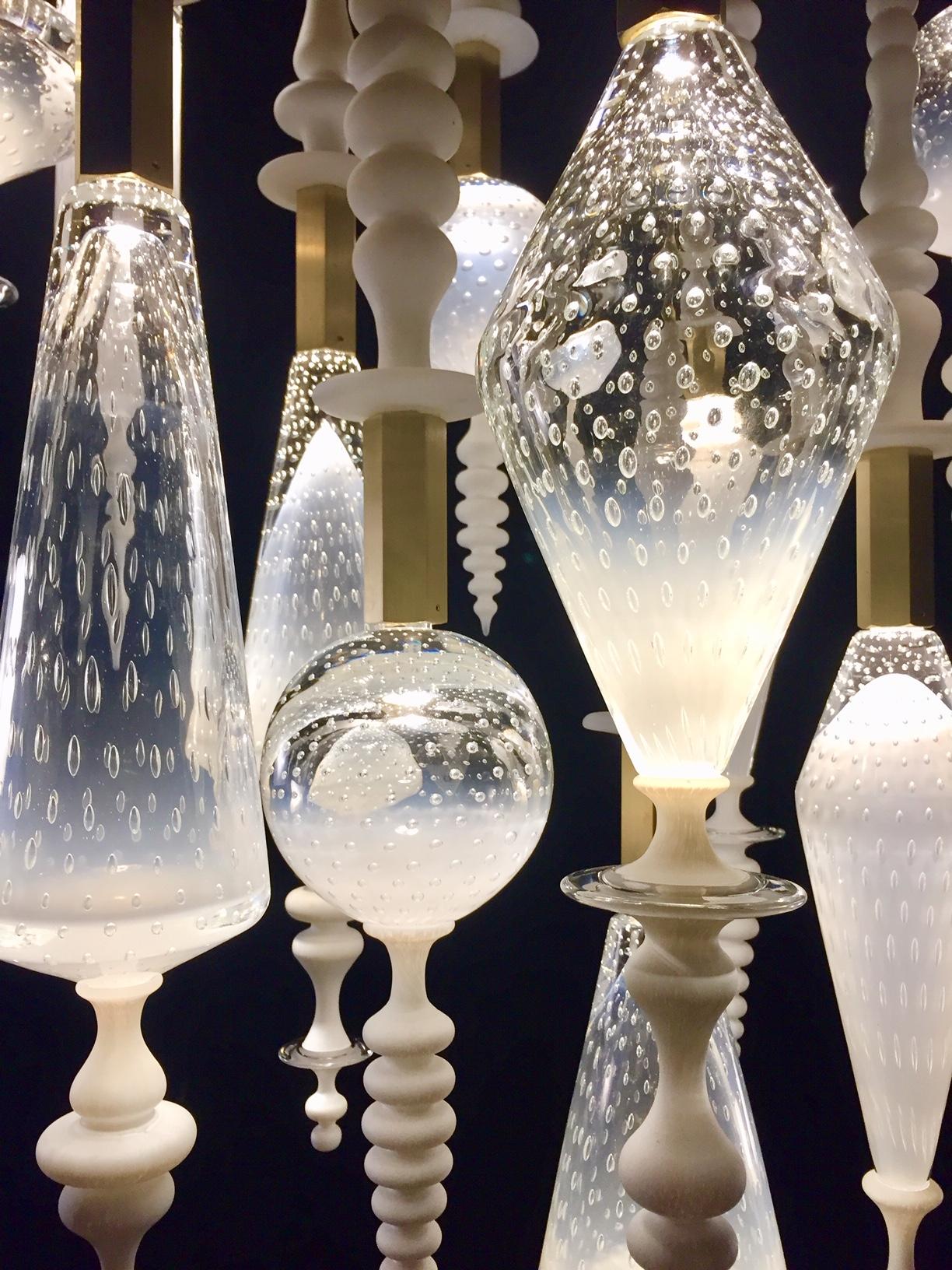Con cristal soplado a mano, esta impresionante lámpara de araña también está compuesta de latón, nogal y luces LED. Creado por el soplador de vidrio estadounidense contemporáneo Andy Paiko. 