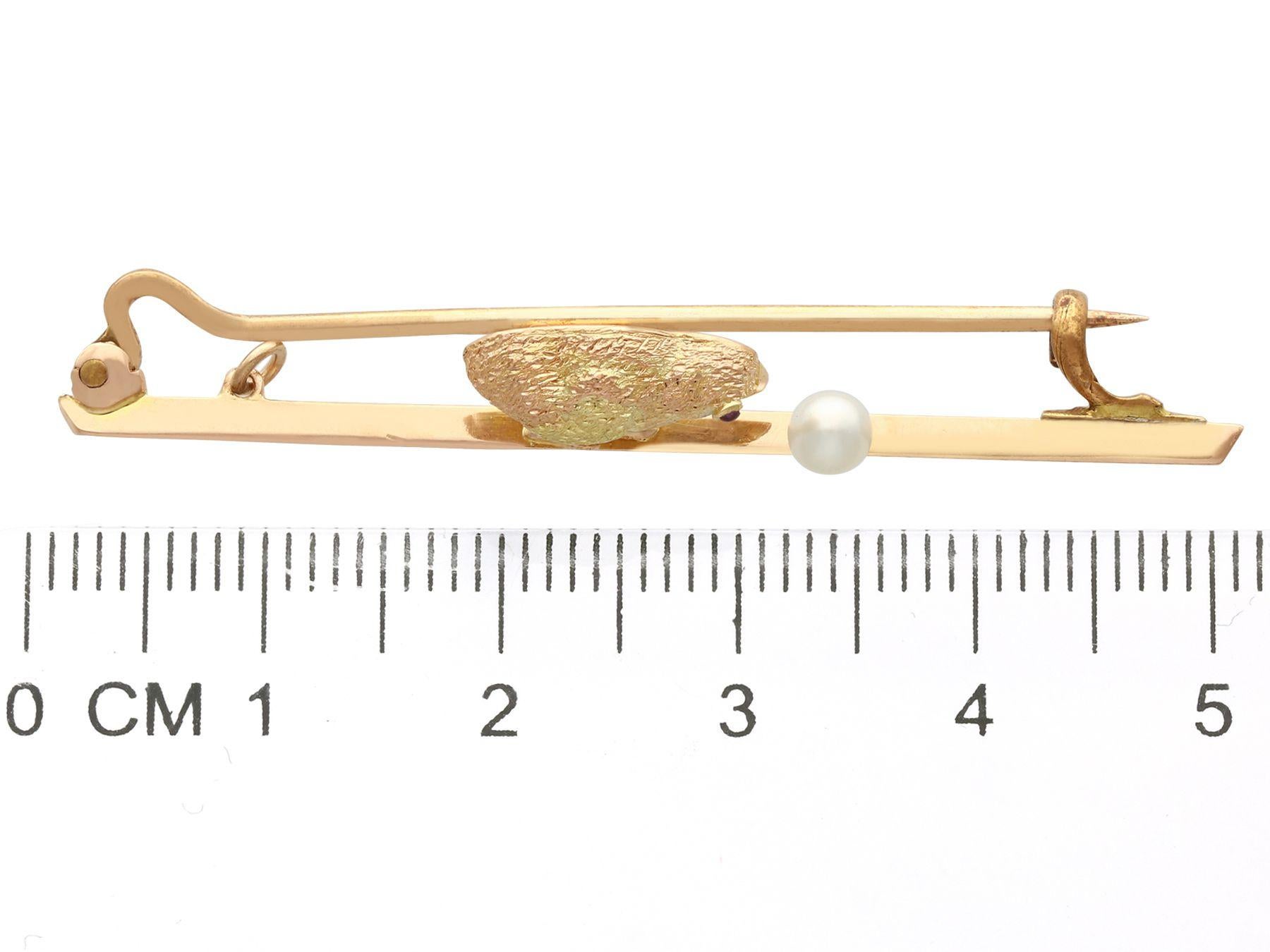 1900s Seed Pearl and Ruby Yellow Gold Chick and Egg Bar Brooch In Excellent Condition For Sale In Jesmond, Newcastle Upon Tyne