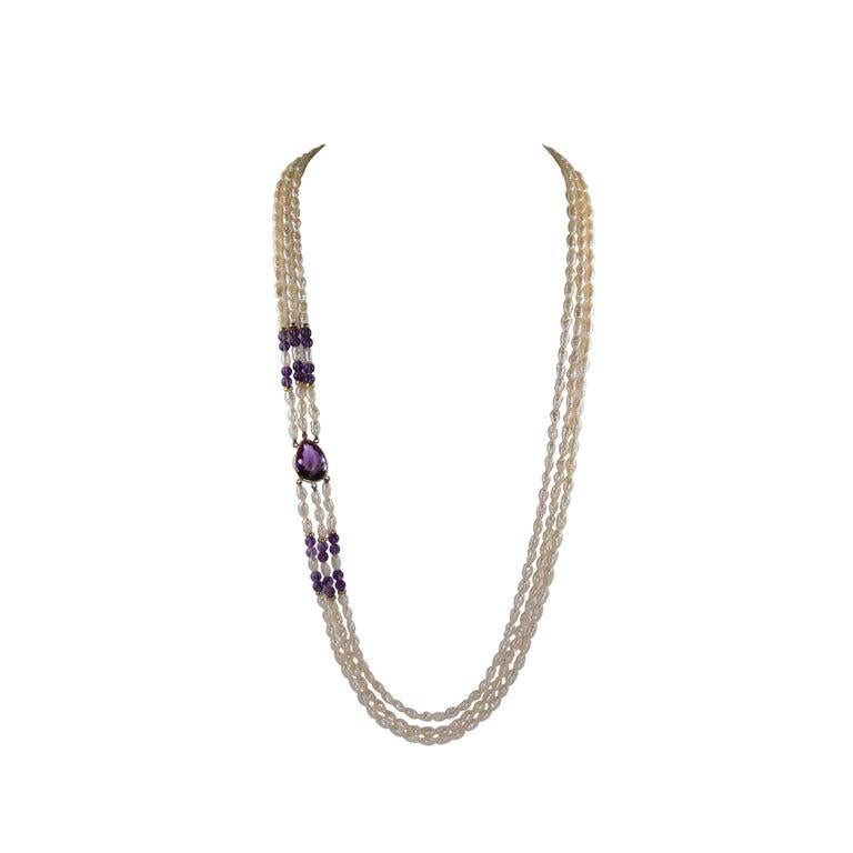 Collar de amatista en forma de pera con perlas de agua dulce de 14 quilates Sofisticado collar de amatista de oro de 14 quilates con tres hilos de perlas barrocas de agua dulce. Este collar tiene una Amatista en forma de pera de 20 mm x 16 mm como
