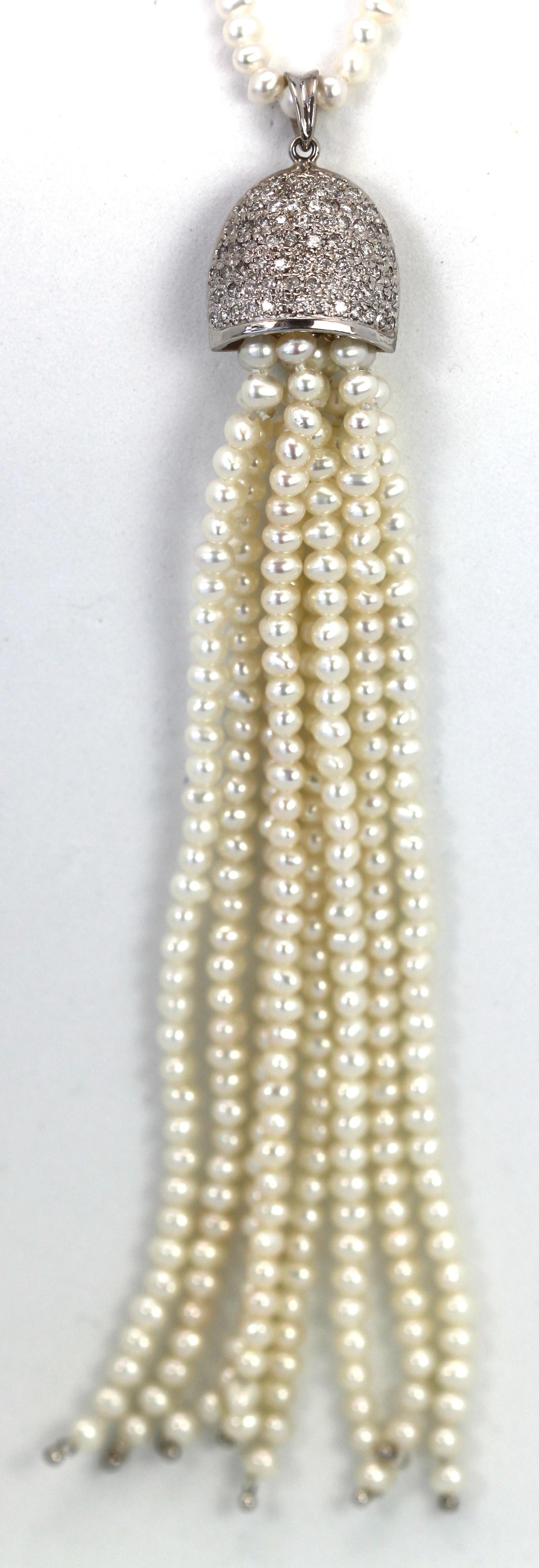 La collana di perle naturali (ESTREMAMENTE DIFFICILE DA TROVARE) è lunga 27 pollici e può essere indossata da sola.  La nappina di perle è lunga 4,5