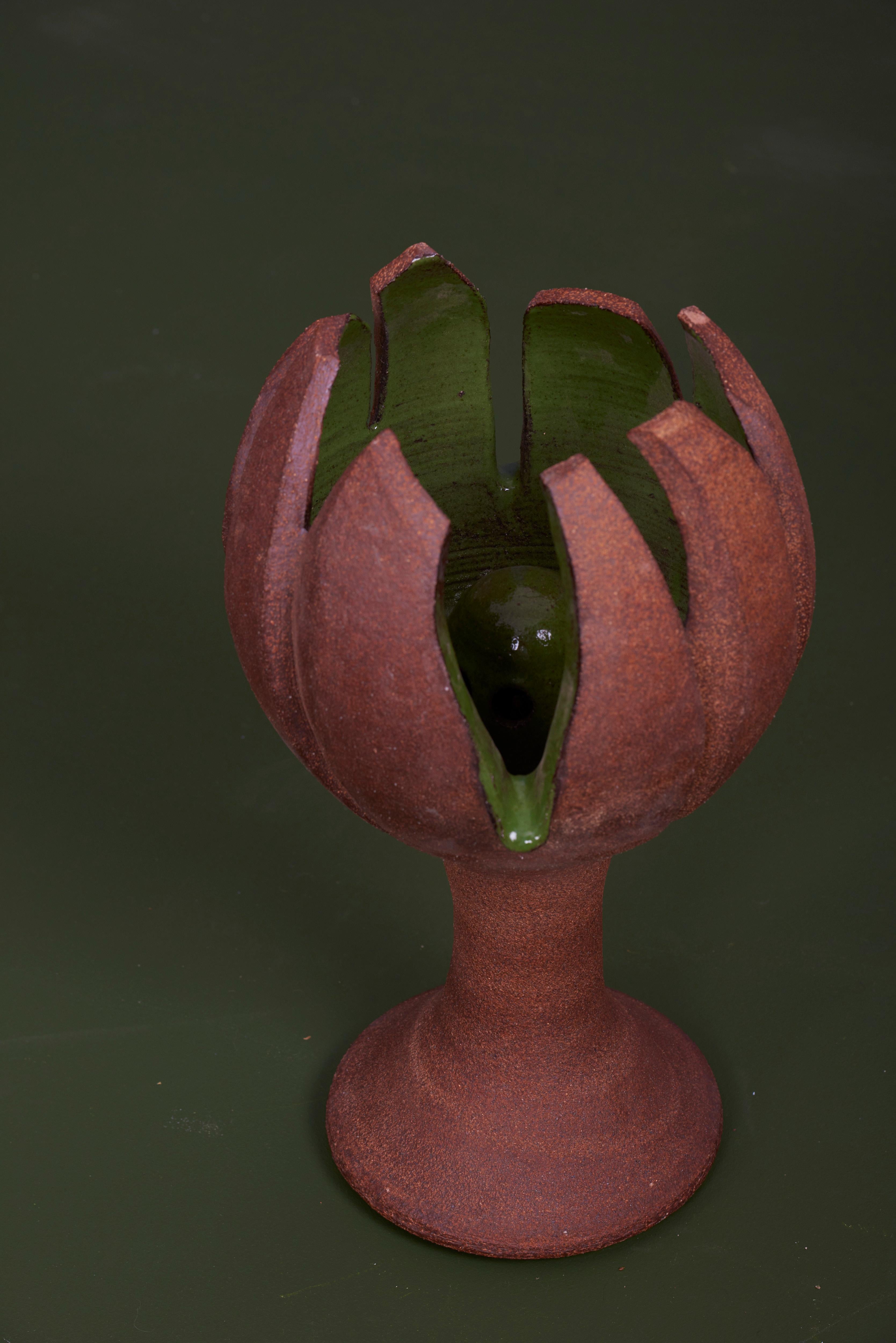 Organic pod form fountain.
Natural clay body with glaze pod interior. 
Created 2019 by Brent J. Bennett, US (signed).
Including water pump with US plug.

Brent J. Bennett has achieved a worldwide reputation for design excellence. His goal over