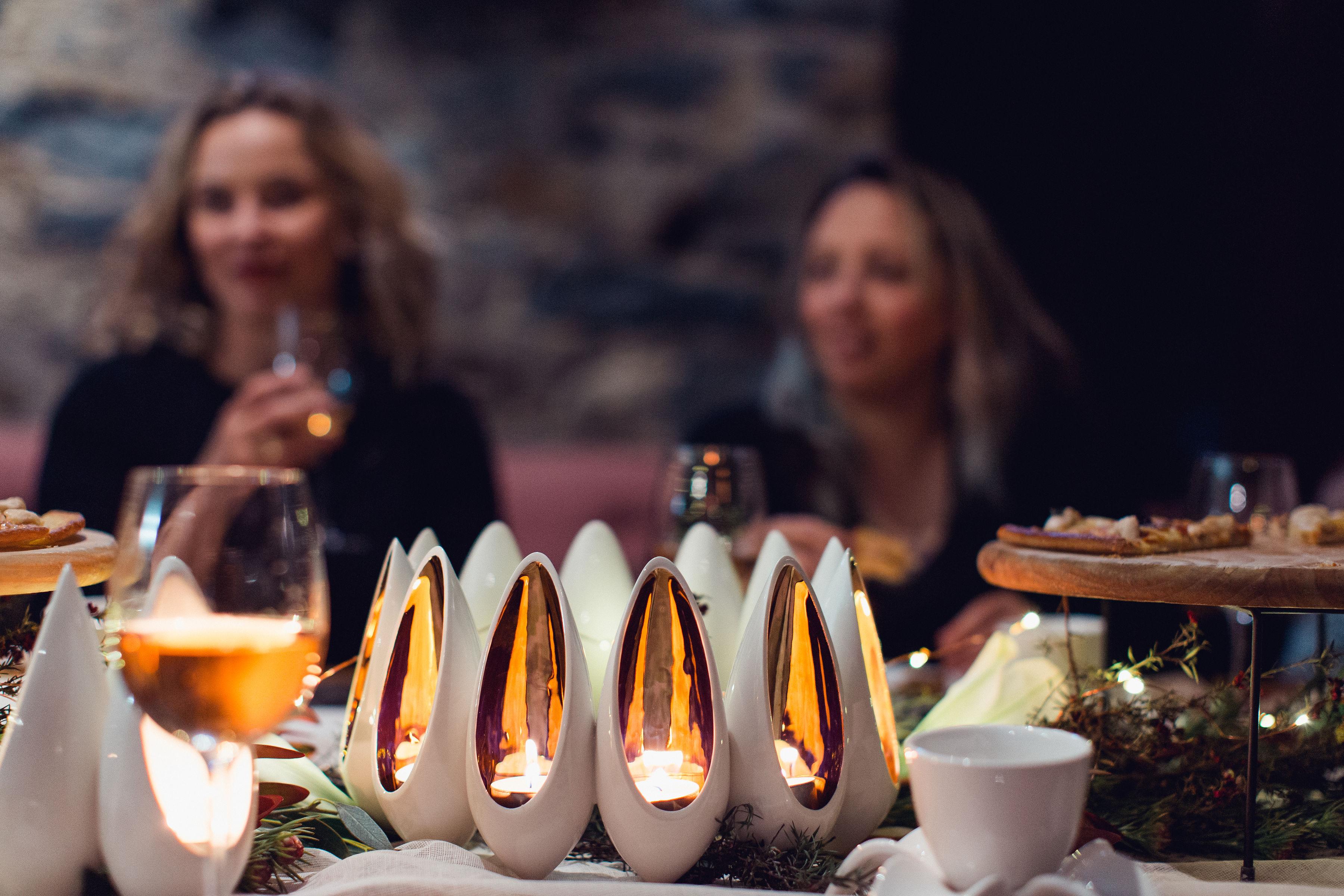 Découvrez l'élégance et la beauté de la couronne de bougies à réchaud Seed Pod, un centre de table unique fabriqué par des artisans en Nouvelle-Zélande. Faisant partie de la collection exclusive Seed Pod, cette couronne de bougies à réchaud ajoute