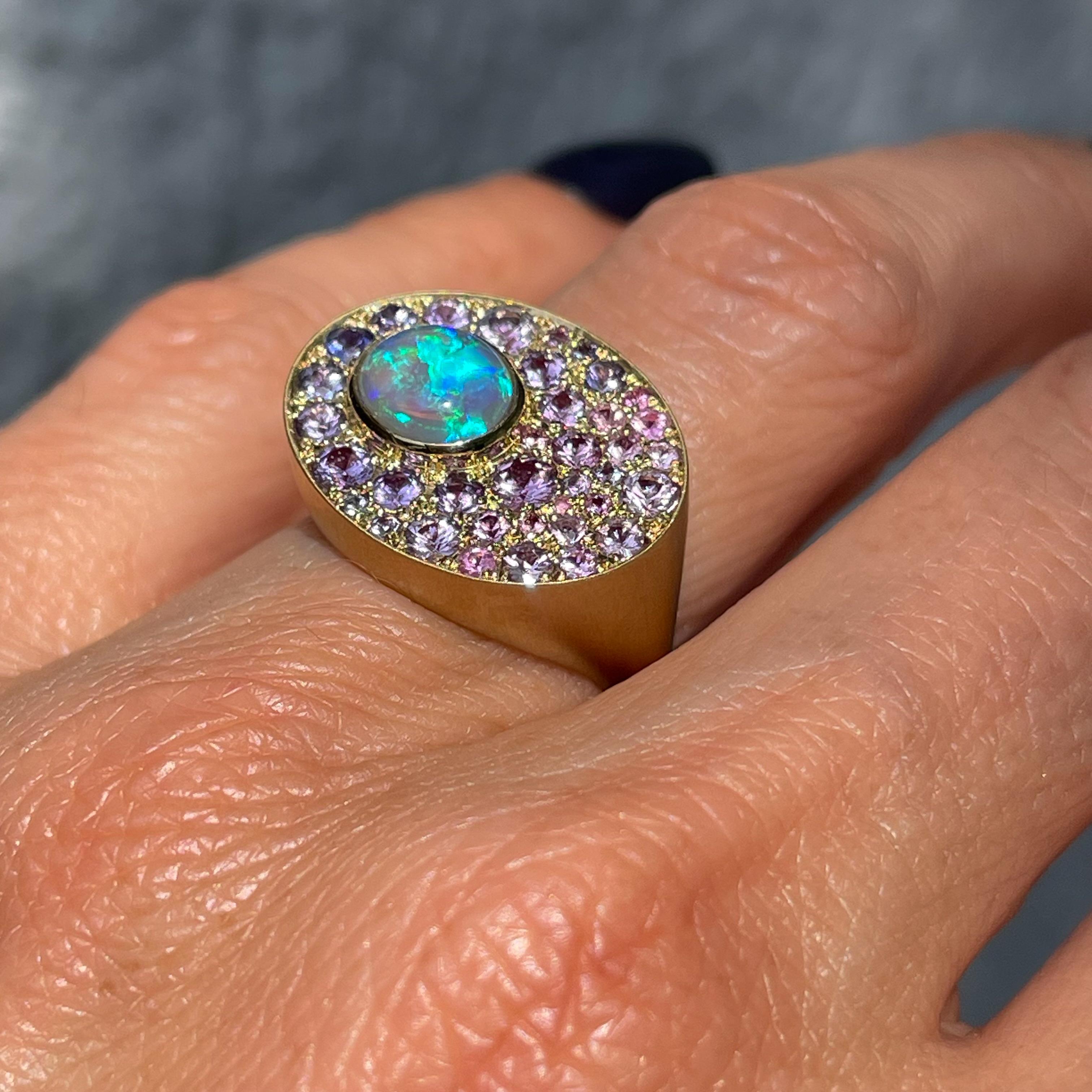 Seeds of Tomorrow, bague en or, opale australienne et saphirs par NIXIN Jewelry Pour femmes en vente