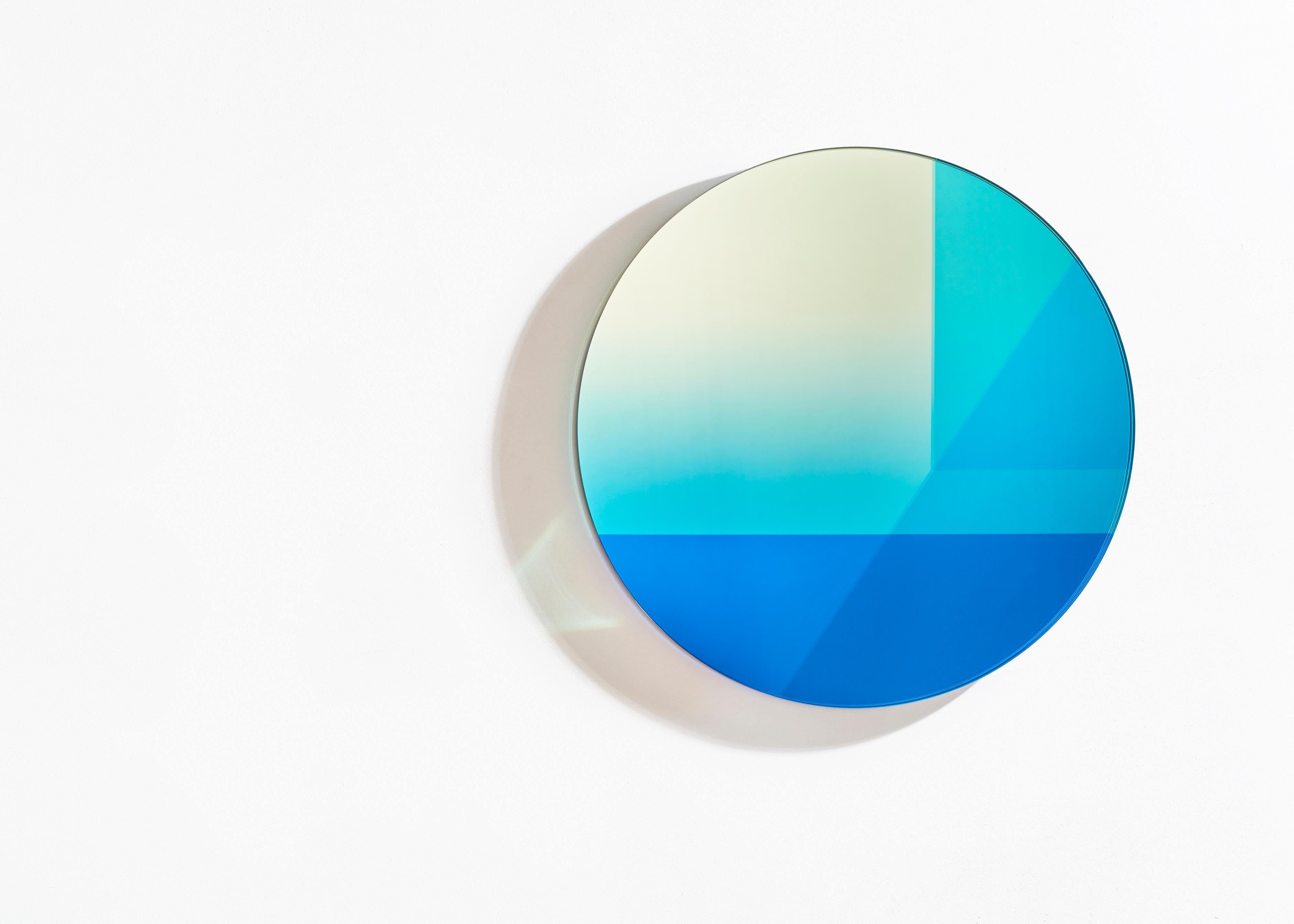 Moderne Miroir rond bleu contemporain 100 cm, série Seeing Glass de Sabine Marcelis en vente