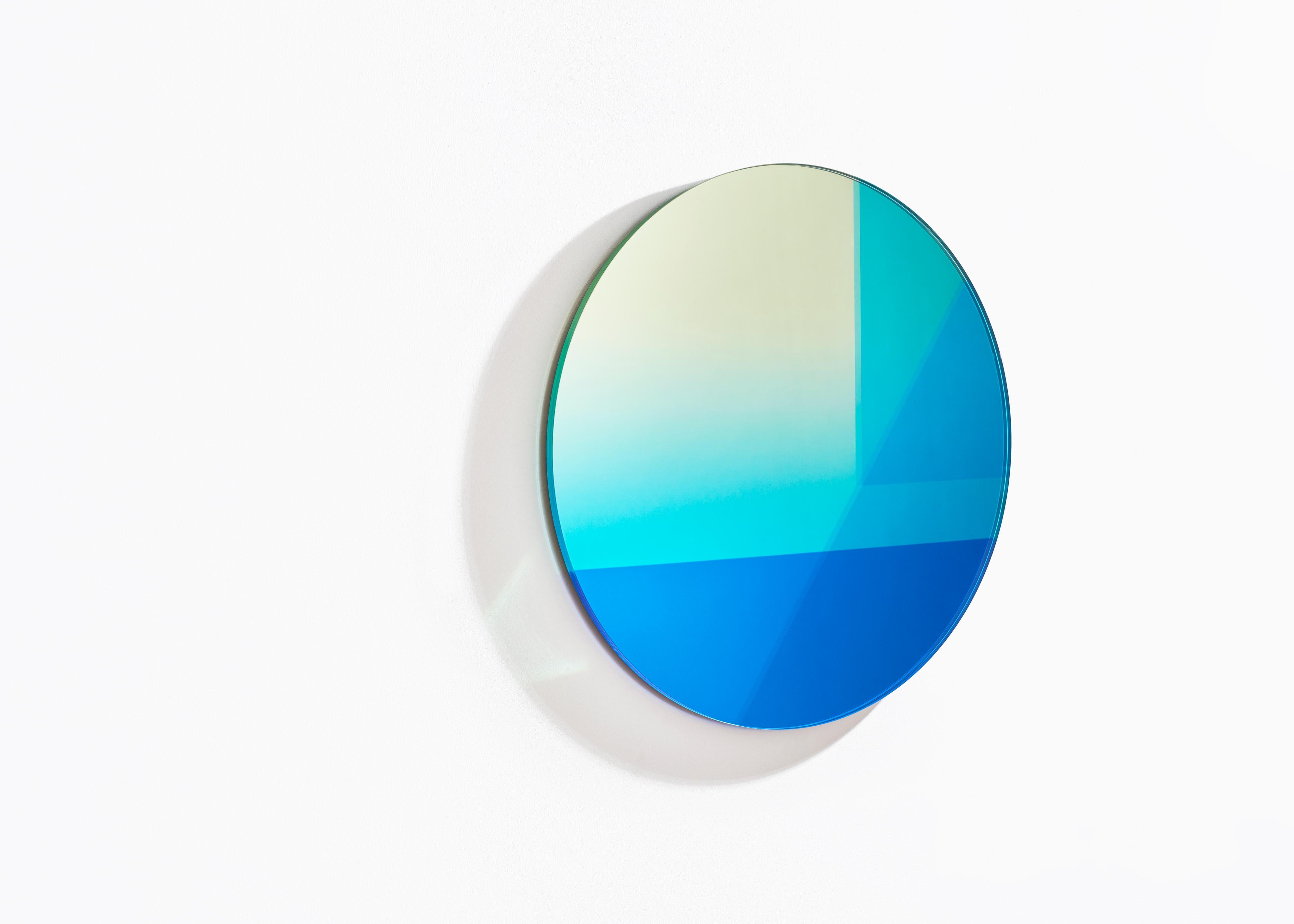 Néerlandais Miroir rond bleu contemporain 100 cm, série Seeing Glass de Sabine Marcelis en vente