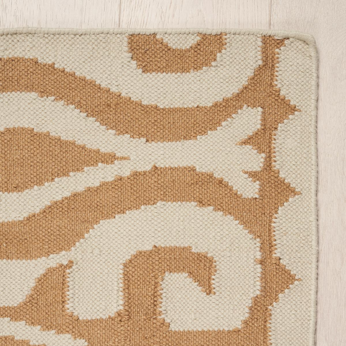 Inspiré par les motifs indiens, notre tapis intérieur/extérieur Seema est une combinaison élégante d'éléments géométriques et abstraits. Fabriqué en PET 100 % recyclé, il a l'aspect et le toucher des fibres naturelles et résiste parfaitement au