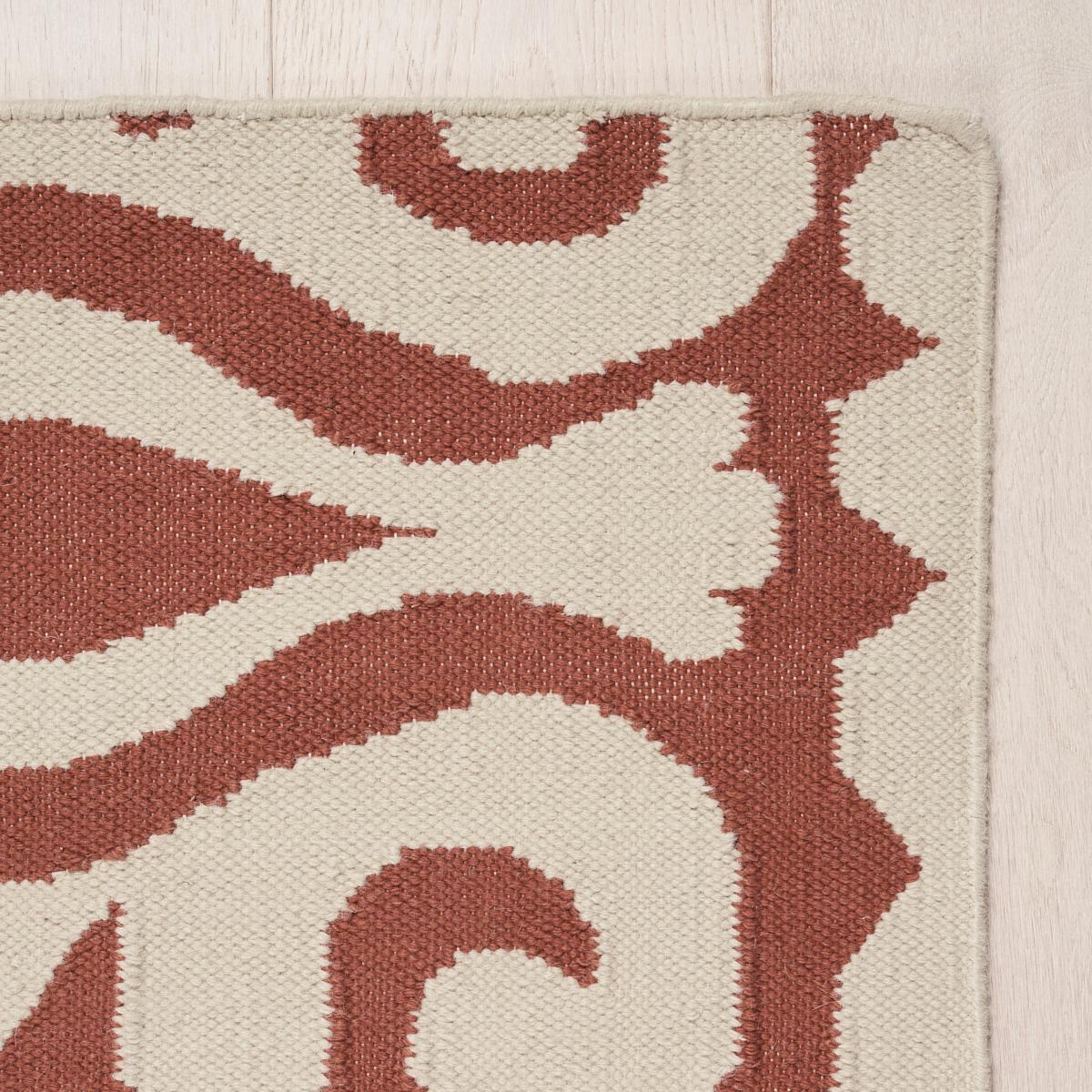 Inspiriert von indischen Motiven ist unser Seema Indoor/Outdoor Rug eine stilvolle Kombination aus geometrischen und abstrakten Elementen. Aus 100 % recyceltem PET hergestellt, sieht es aus wie Naturfasern und fühlt sich auch so an. Und es hält dem