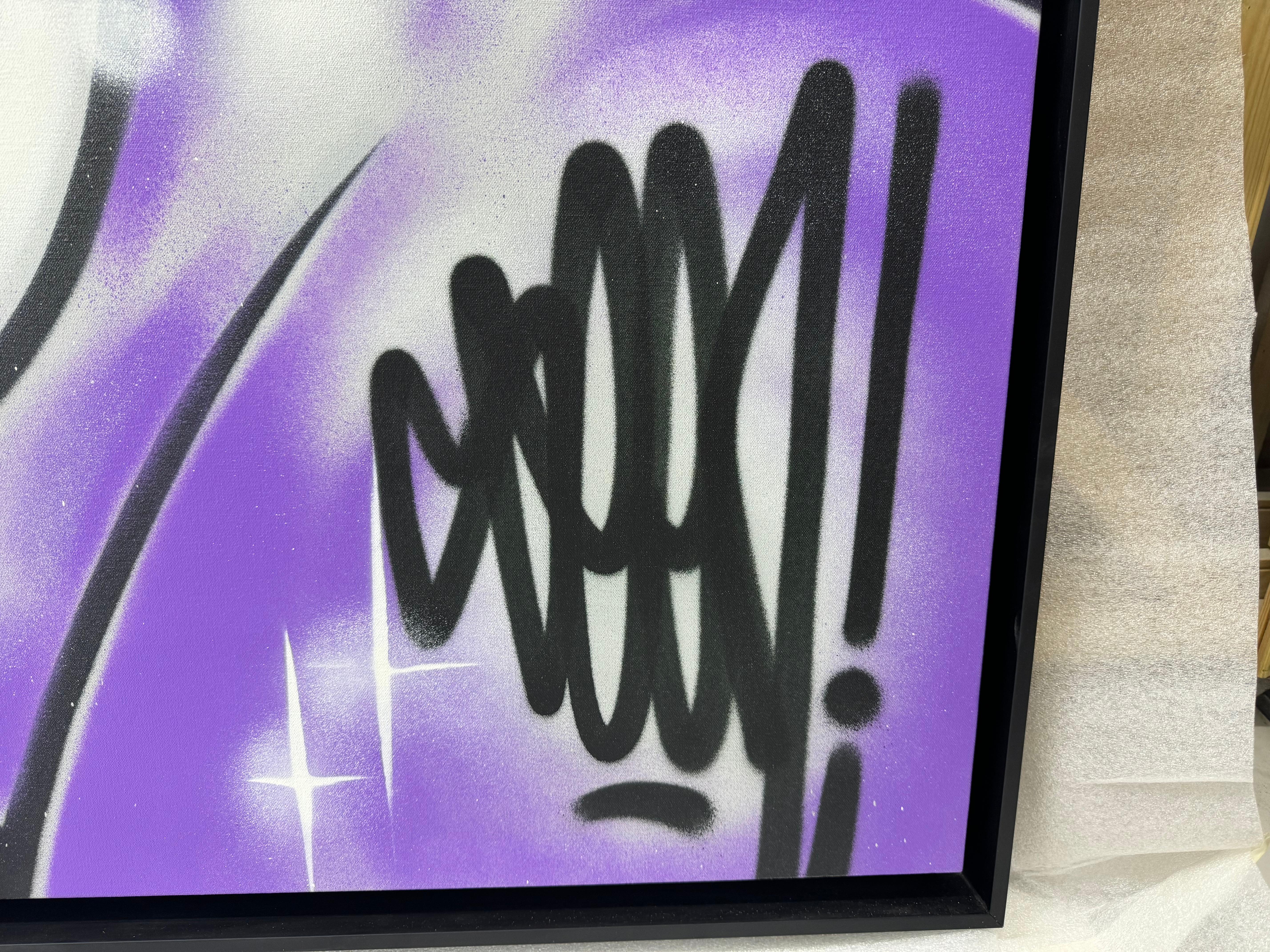 SEEN bringt seine urbane Ästhetik mit leuchtenden, kräftigen Farben und dynamischen Schriftzügen auf die Leinwand. Dieses Kunstwerk zeigt große, geschwungene und sich überlappende Blasenbuchstaben in auffälligen Violetttönen, die mit schwarzen