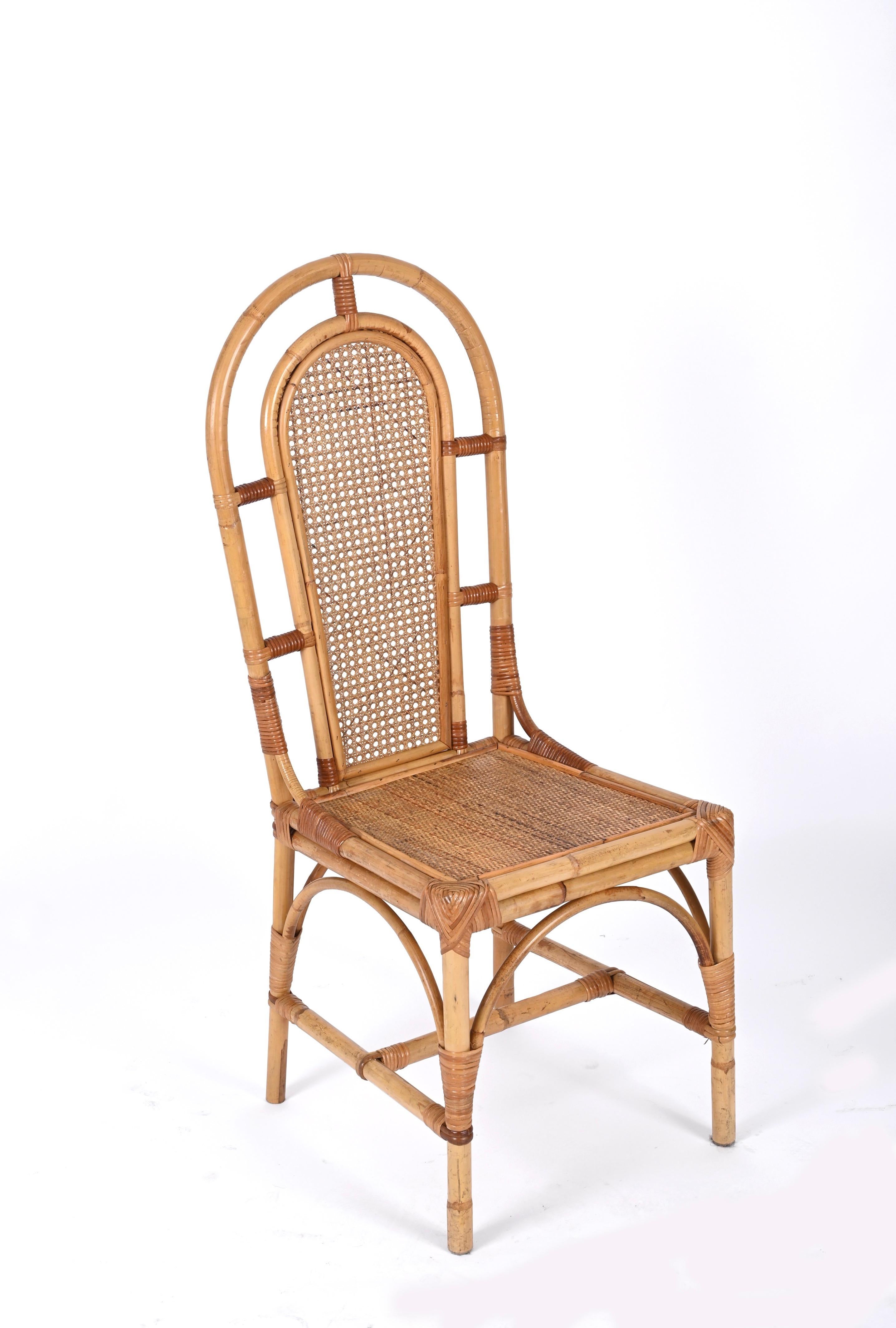 Fantastischer Satz von vier Esszimmerstühlen aus Bambus und Wiener Stroh, entworfen in Italien in den 70er Jahren und Vivai del Sud zugeschrieben. 

Diese unglaublichen Stühle sind ein wunderbares Beispiel für italienische Manufakturarbeit aus den