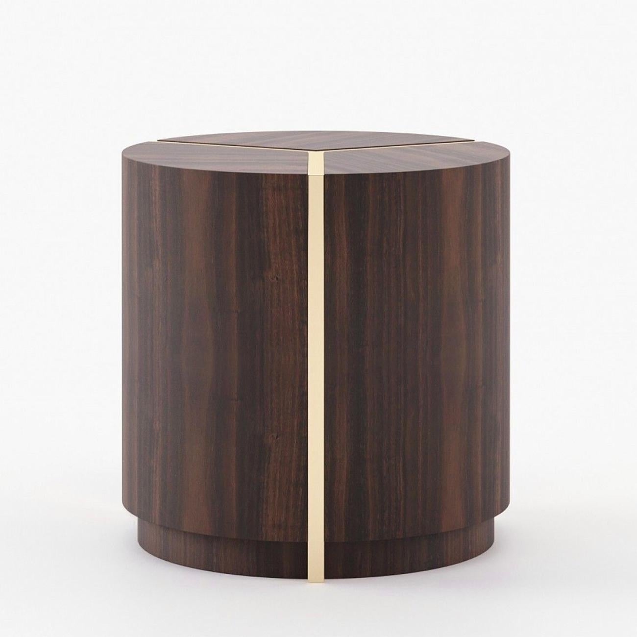 Side table Sega with structure in eucalyptus wood
veneer in matte finish. With stainless steel trim in gold finish.
Also available in ebony glossy, or in grey eucalyptus glossy
or matte, or in old-aged oak matte, or in eucalyptus smocked
glossy,