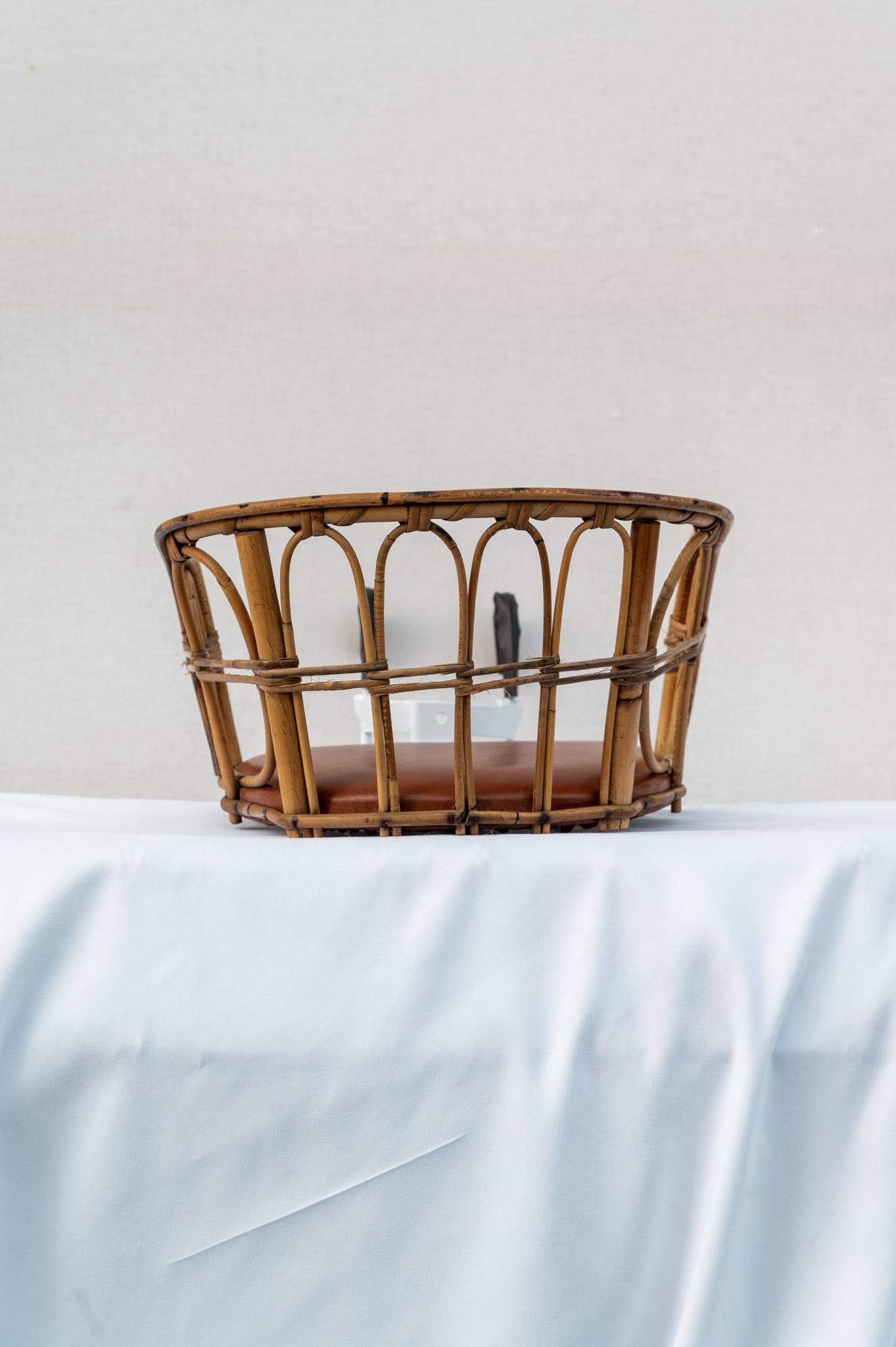 Italian Wicker front seat for transporting babies, 1960s For Sale