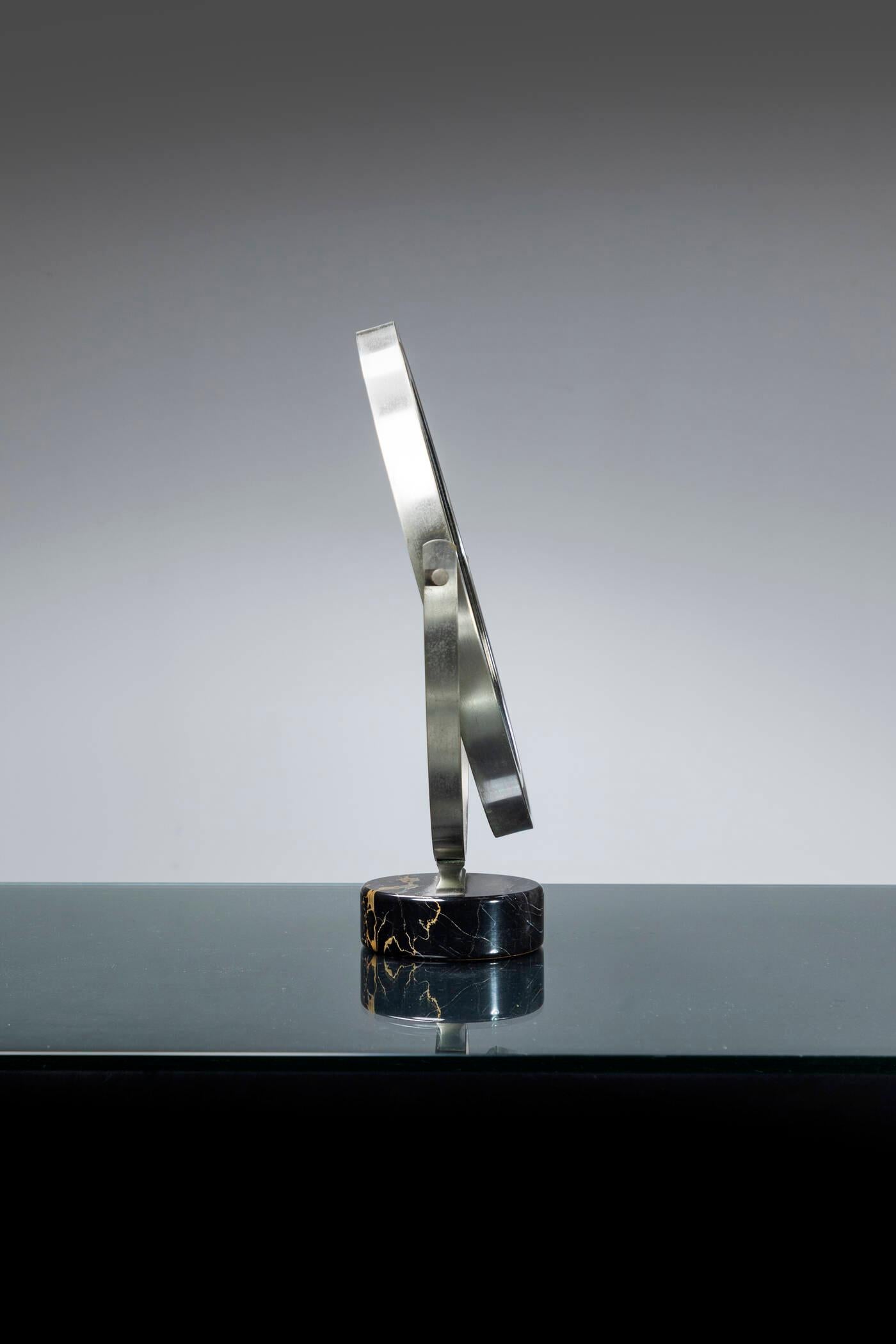 Miroir de table réglable mod. Narciso conçu par Sergio Mazza pour Artemide dans les années 1970.
Base en marbre Portoro, cadre en métal.

Bon état