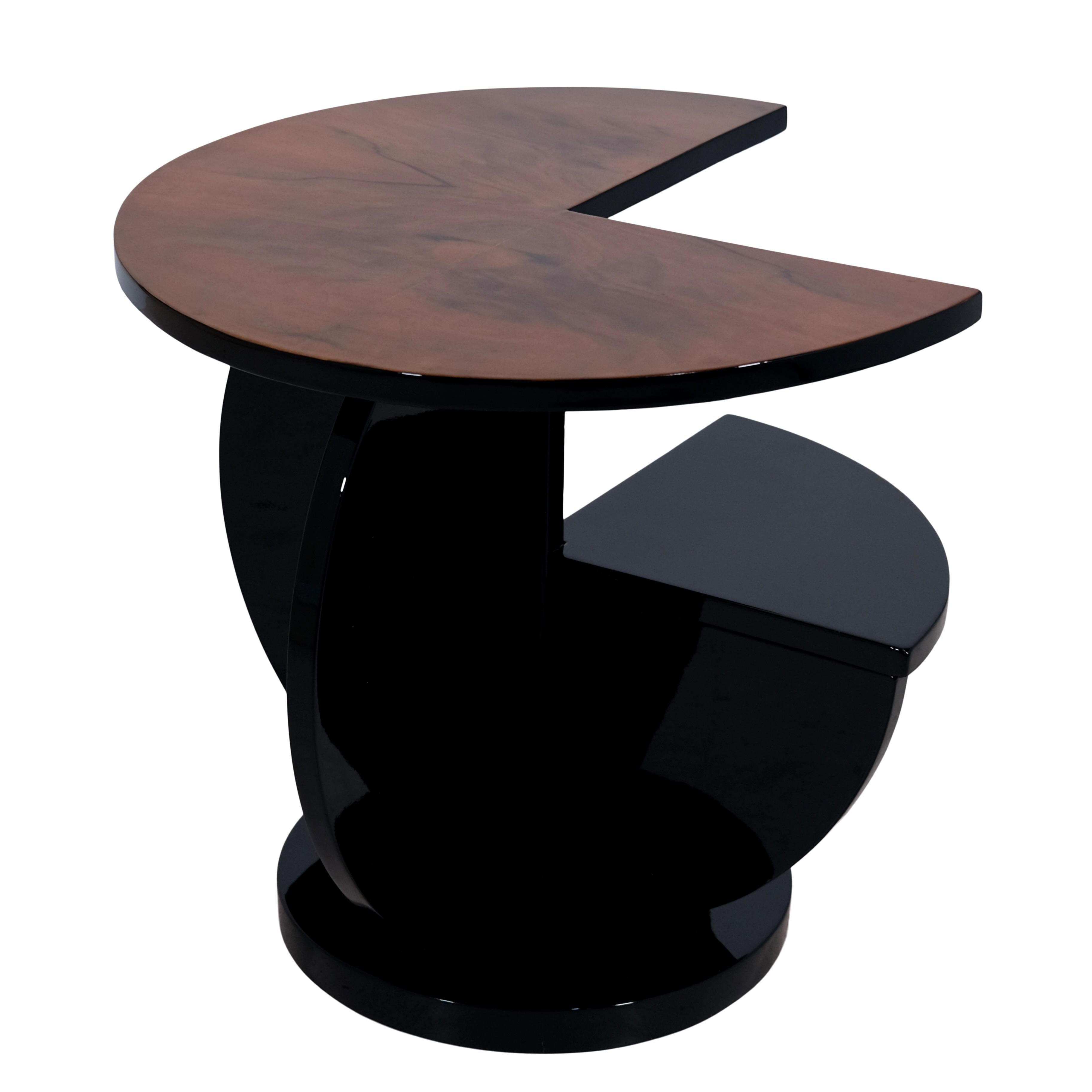 Round side table with notched segments
Nut wood and Black, high gloss lacquered 

Original Art Deco, France, 1930s

Dimensions: 
Diameter: 60 cm 
Height: 55 cm 
