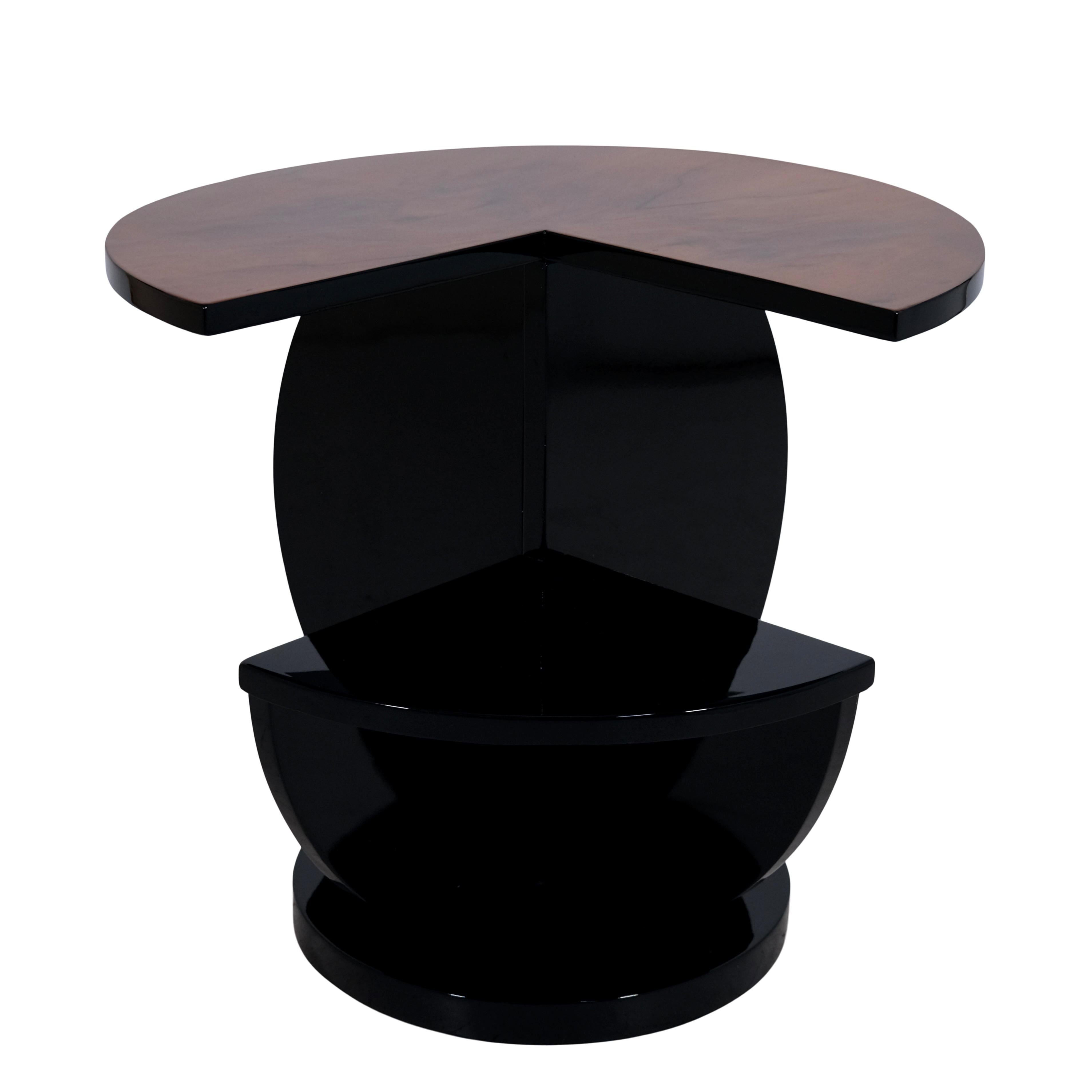 Segmented 1930s French Art Deco Side Table in High Gloss Black and Nutwood In Good Condition For Sale In Ulm, DE