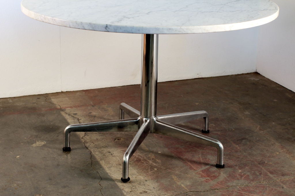 Style international Table de salle à manger ronde à base segmentée et plateau en marbre par Eames pour Herman Miller en vente