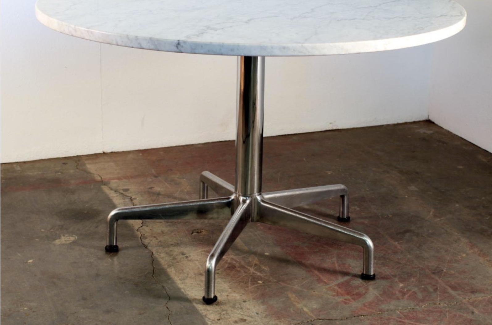 Américain Table de salle à manger ronde à base segmentée et plateau en marbre par Eames pour Knoll en vente
