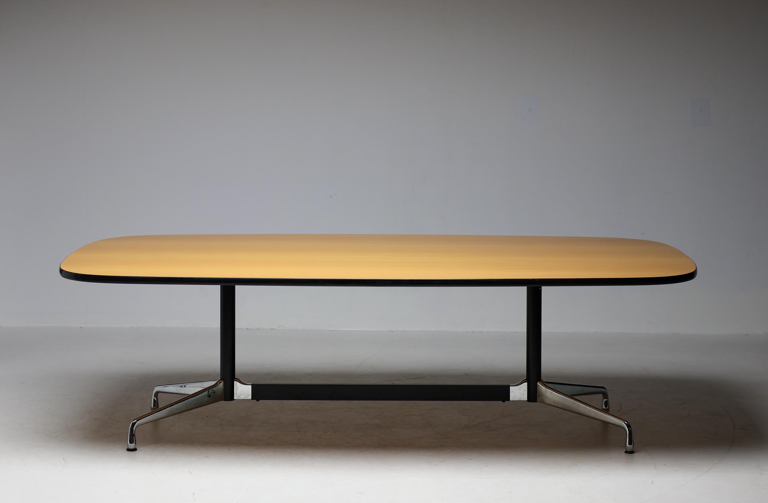 Großer Charles & Ray Eames Segmented Base Konferenztisch von Vitra aus dem Jahr 2001.
Wunderschöne einteilige Tischplatte aus Buchenfurnier, gekennzeichnet mit einem Label mit Produktionsdatum.
Der Sockel ist mit einem Vitra Label versehen, wie