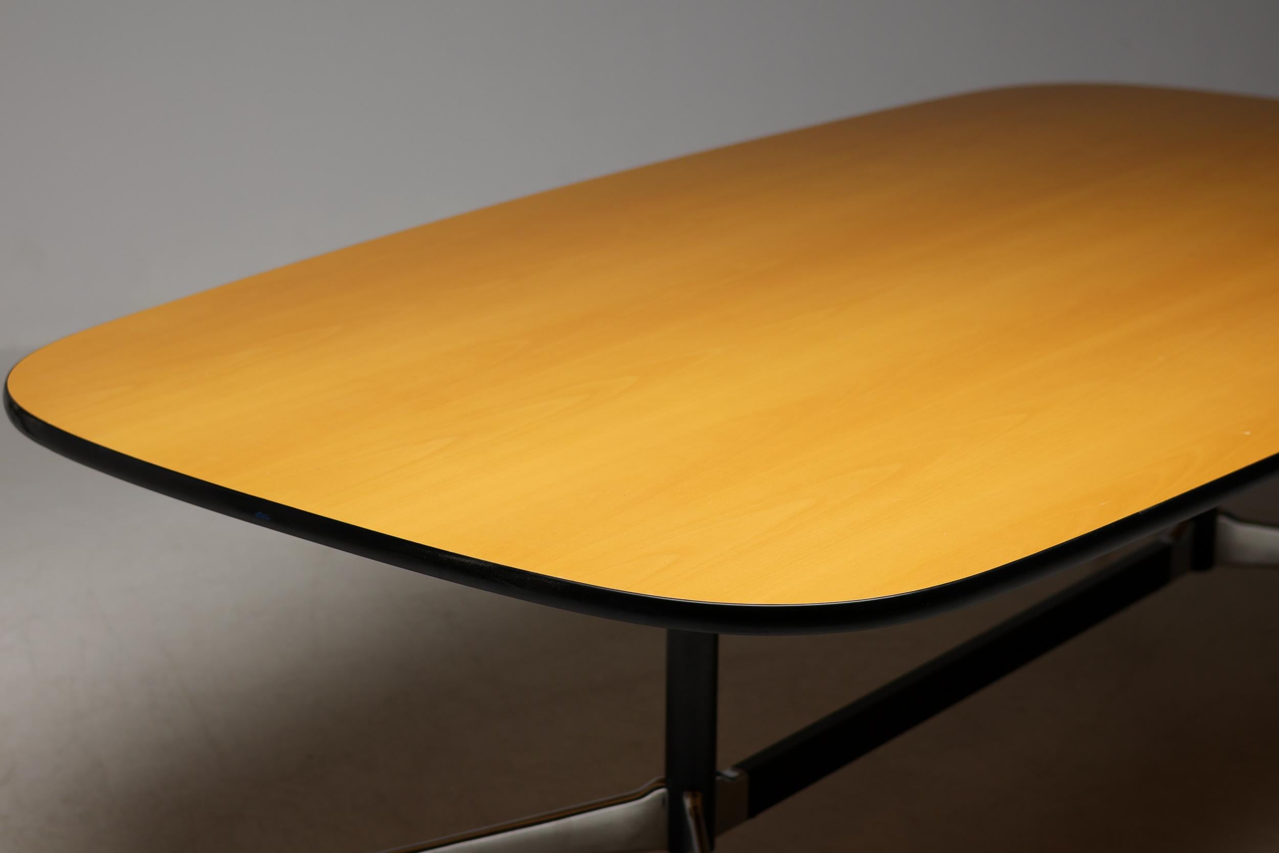 Konferenztisch mit Segmentfuß von Charles Eames für Vitra (Deutsch) im Angebot