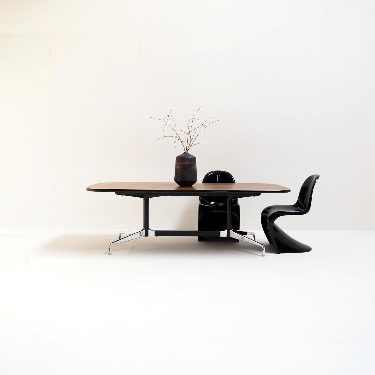 Tavolo da pranzo a segmenti di Charles and Ray Eames, firmato in vendita 3