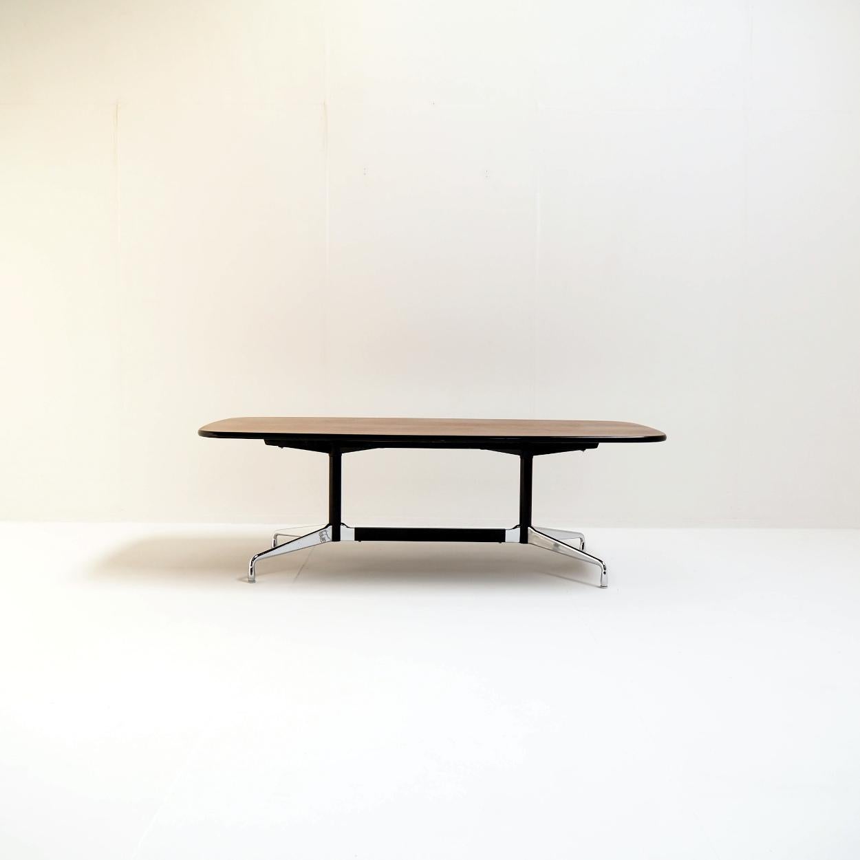 È arrivato un vero classico e ne siamo molto soddisfatti.

Si tratta di un tavolo a segmenti originale di Charles and Ray Eames prodotto da Vitra.

Grazie alle sue dimensioni ricercate e alla splendida combinazione di colori e materiali, questo