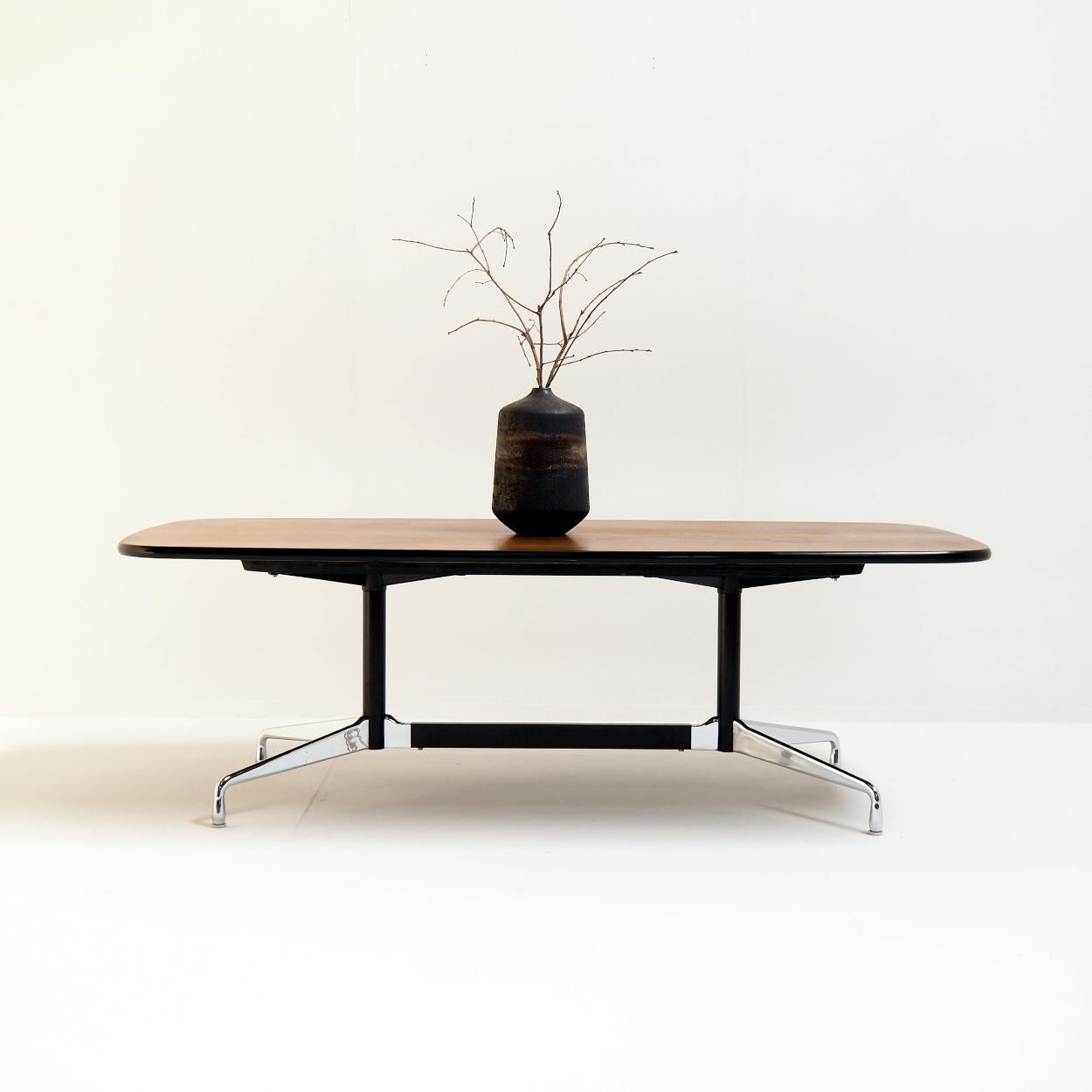 Mid-Century moderno Tavolo da pranzo a segmenti di Charles and Ray Eames, firmato in vendita