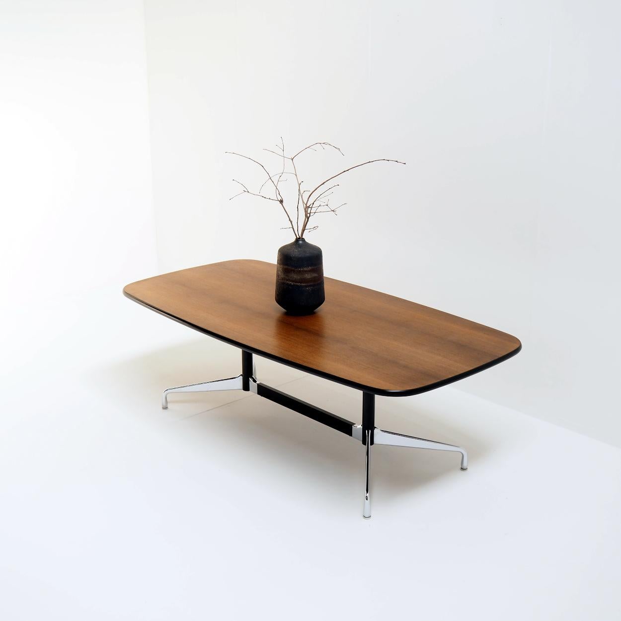 Tedesco Tavolo da pranzo a segmenti di Charles and Ray Eames, firmato in vendita