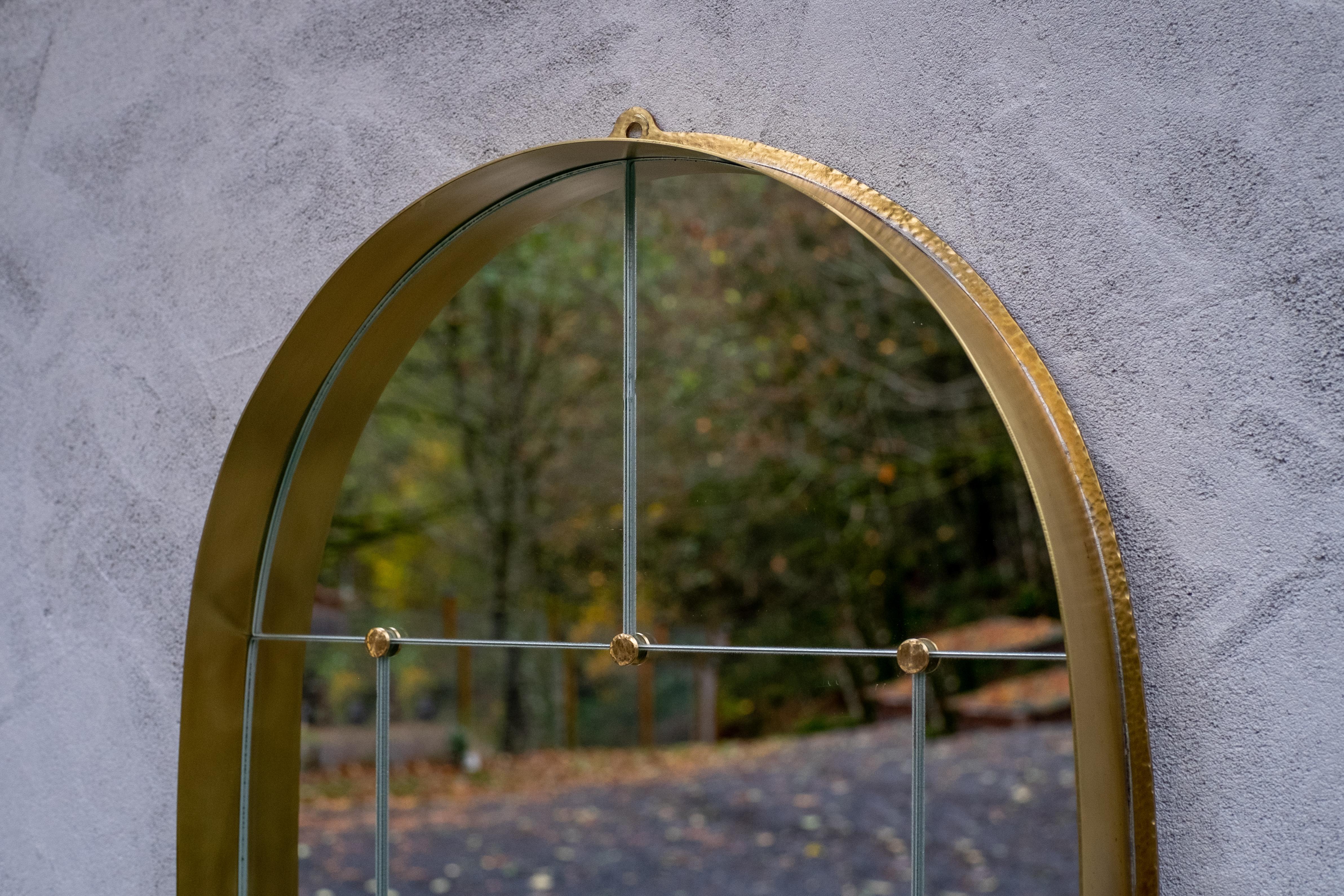 Specchio a segmenti di Jordan Hufnagel con cornice ad arco in ottone In condizioni Nuovo in vendita a Washougal, WA