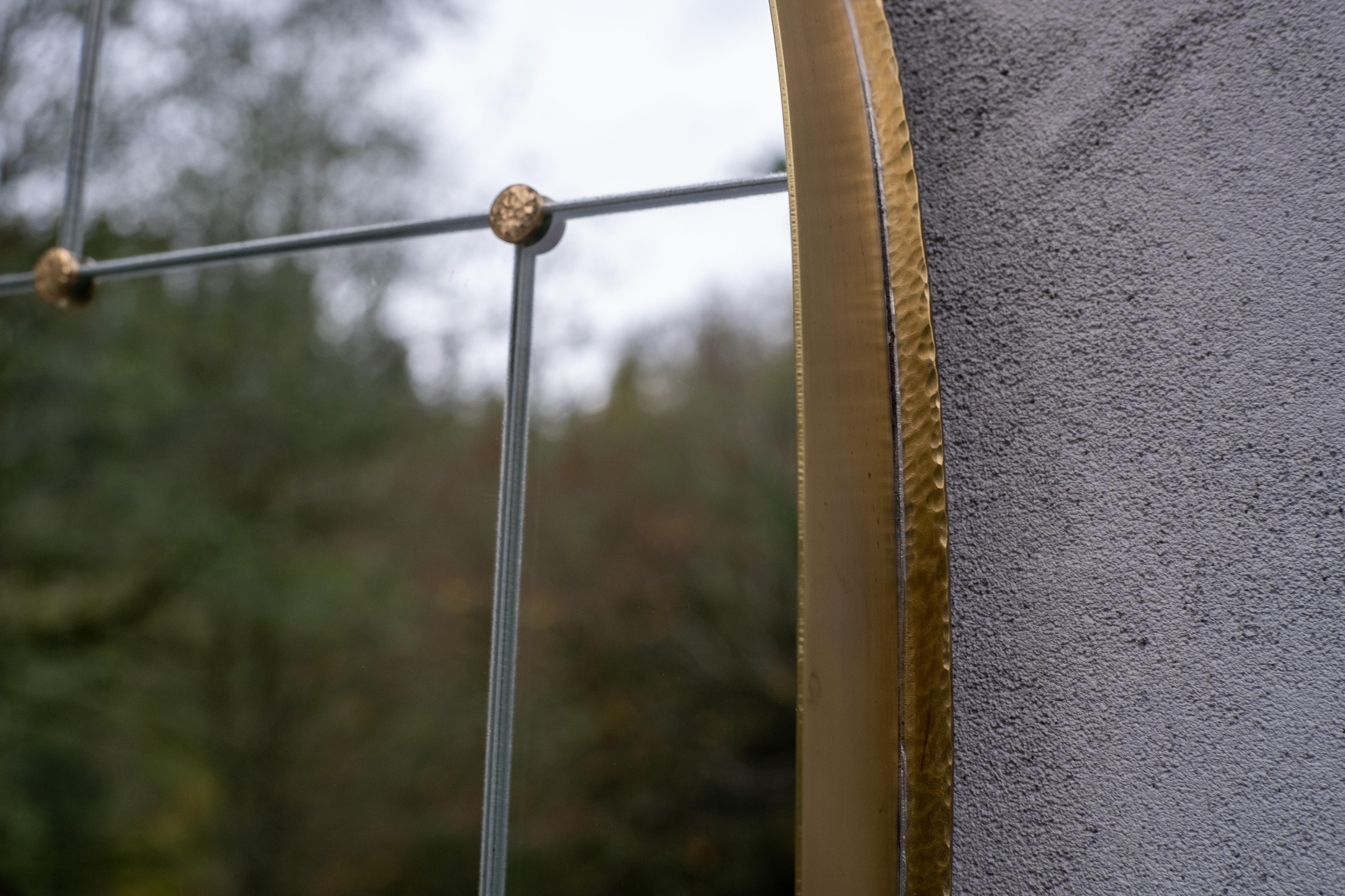 Ottone Specchio a segmenti di Jordan Hufnagel con cornice ad arco in ottone in vendita