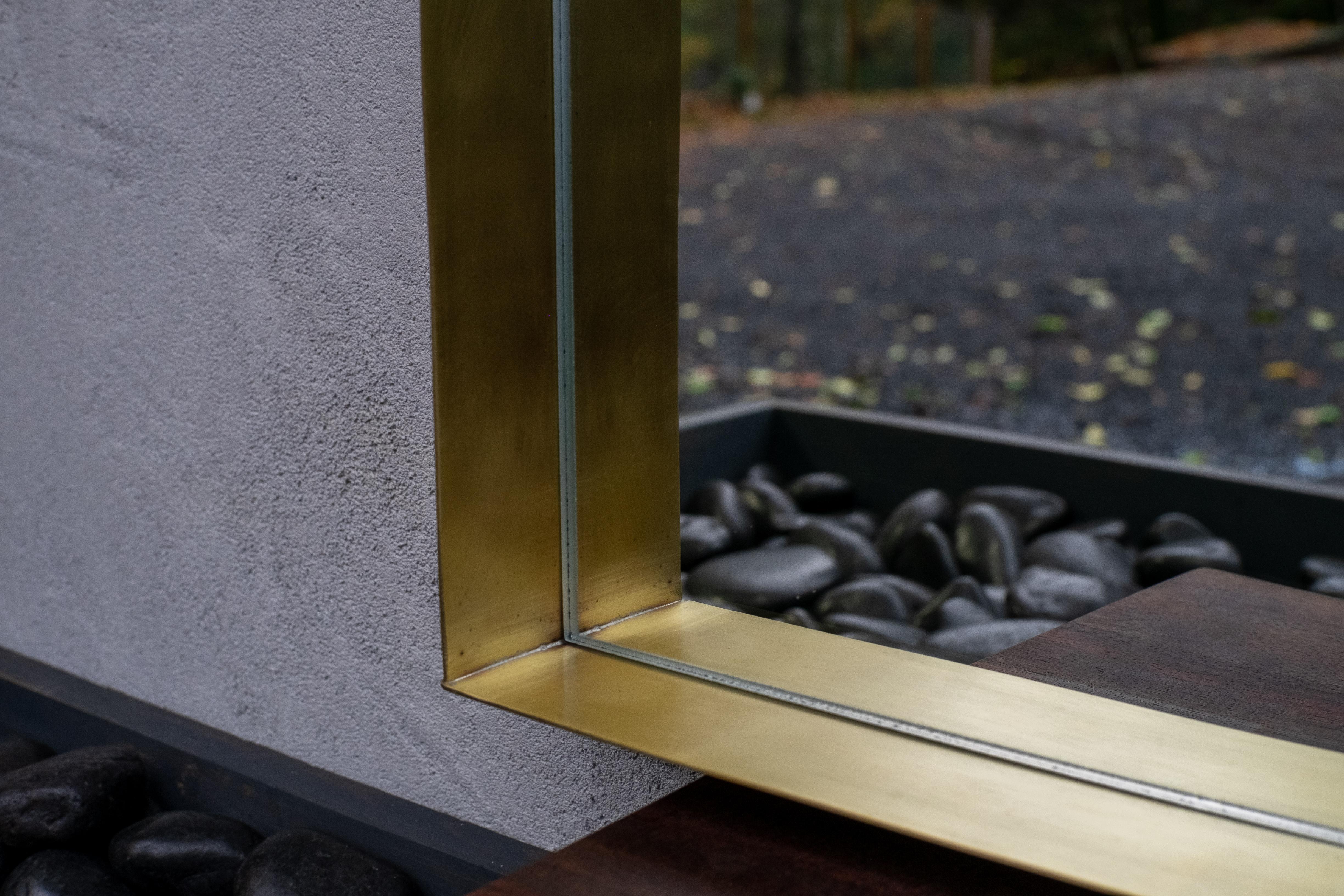 Specchio a segmenti di Jordan Hufnagel con cornice ad arco in ottone in vendita 1
