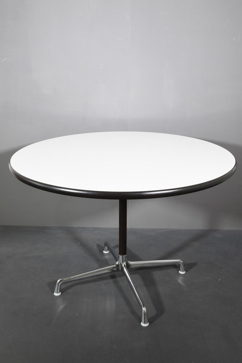 Segmented table aluminium by Charles & Ray Eames for Hermann Miller.
Round tabletop (Ø 106 x H 72cm) and aluminum frame, 1980s.