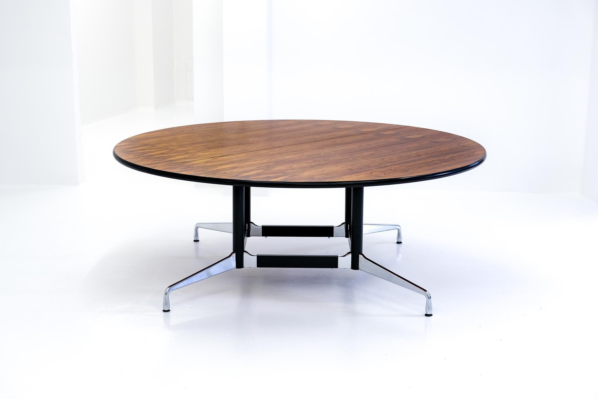 a round segmented table, very rare in this size of 2 meters diameter. the table-top is made of the classic ‚brazilian rosewood veneer‘, which has an exciting grain, and was protected with a semicircular rubber edge. the size can seat up to ten