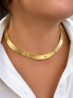 Halskette „Segmento“ aus 18-karätigem Gelbgold mit Brillanten und Diamanten im Brillantschliff von Lucía Rovira